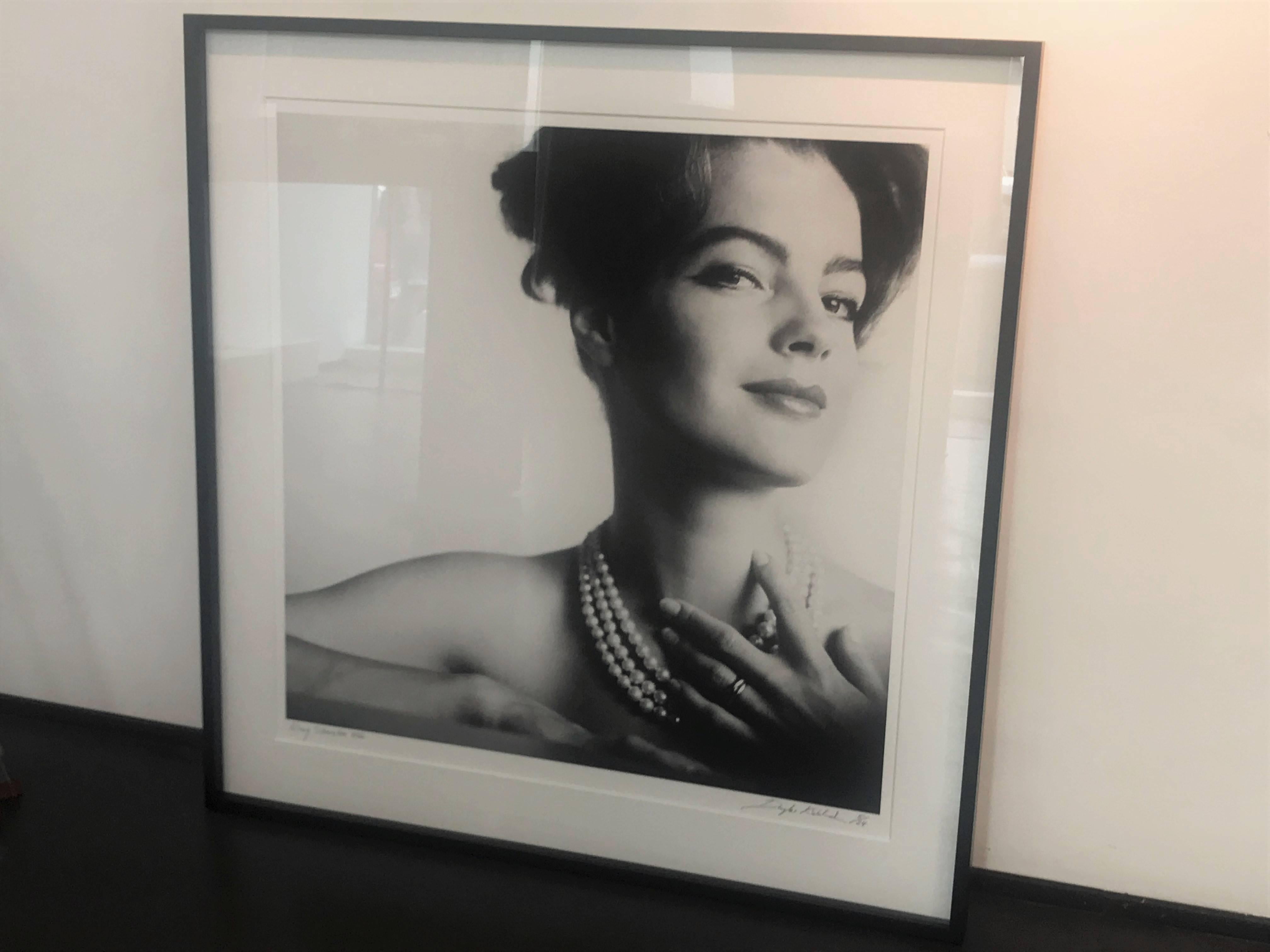 Portrait de Romy Schneider, presque nue seulement avec un collier de perles la touchant - Photograph de Douglas Kirkland