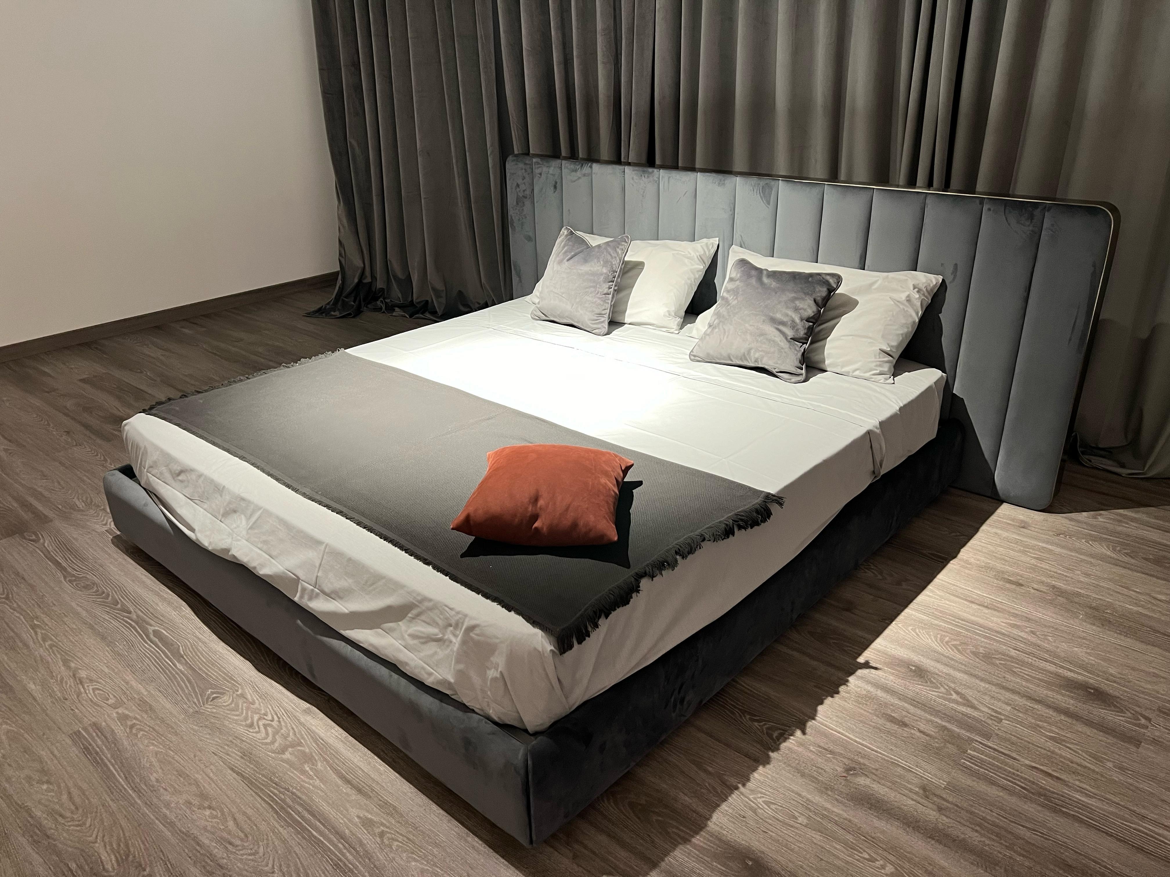 Simple and timeless forms, Douglas, available in this variant for one-movement bed base 180x200 cm.

The mesh size is available in three variations, the product can be customized. The steel frame in a polished black nickel finish to frame the