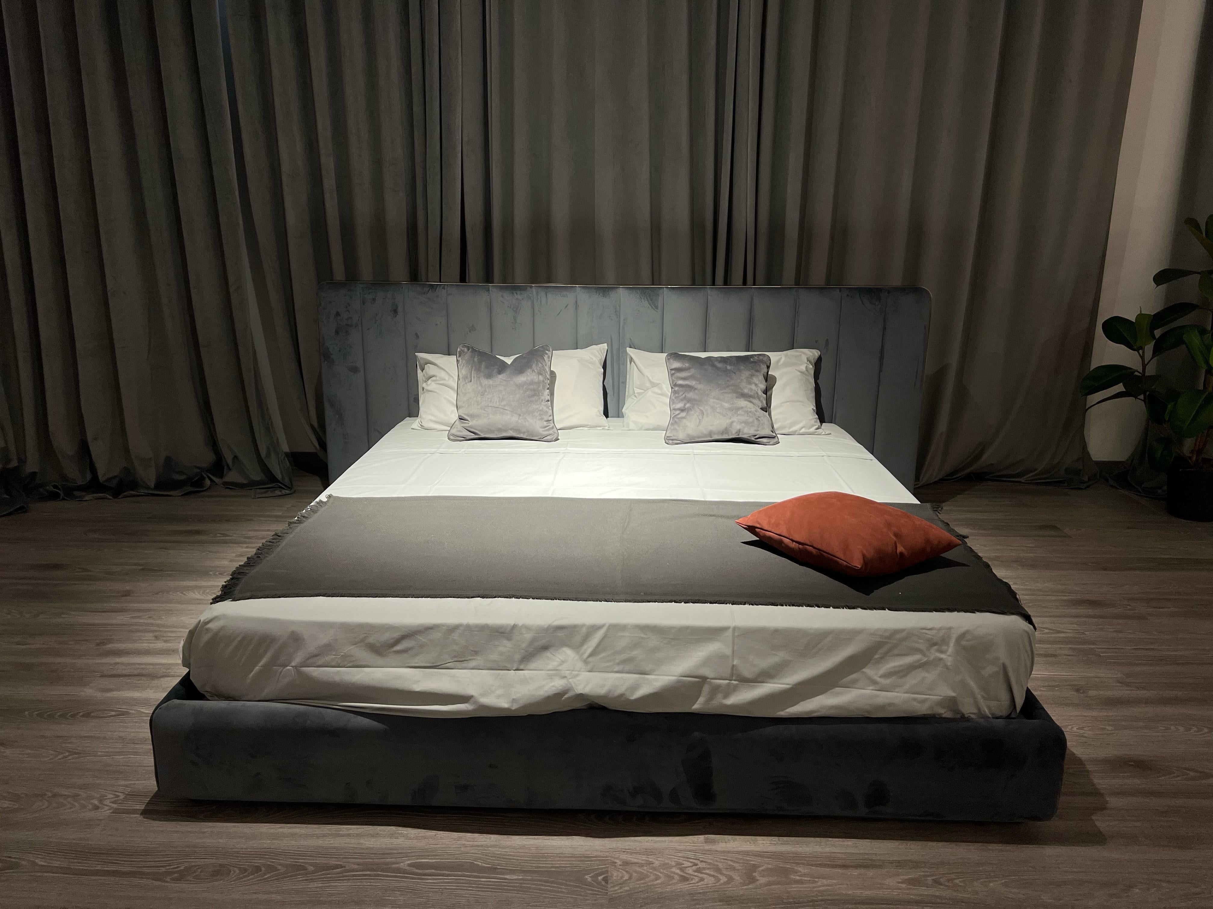 Cama de matrimonio Douglas de terciopelo con cabecero tapizado y somier de un movimiento Moderno en venta