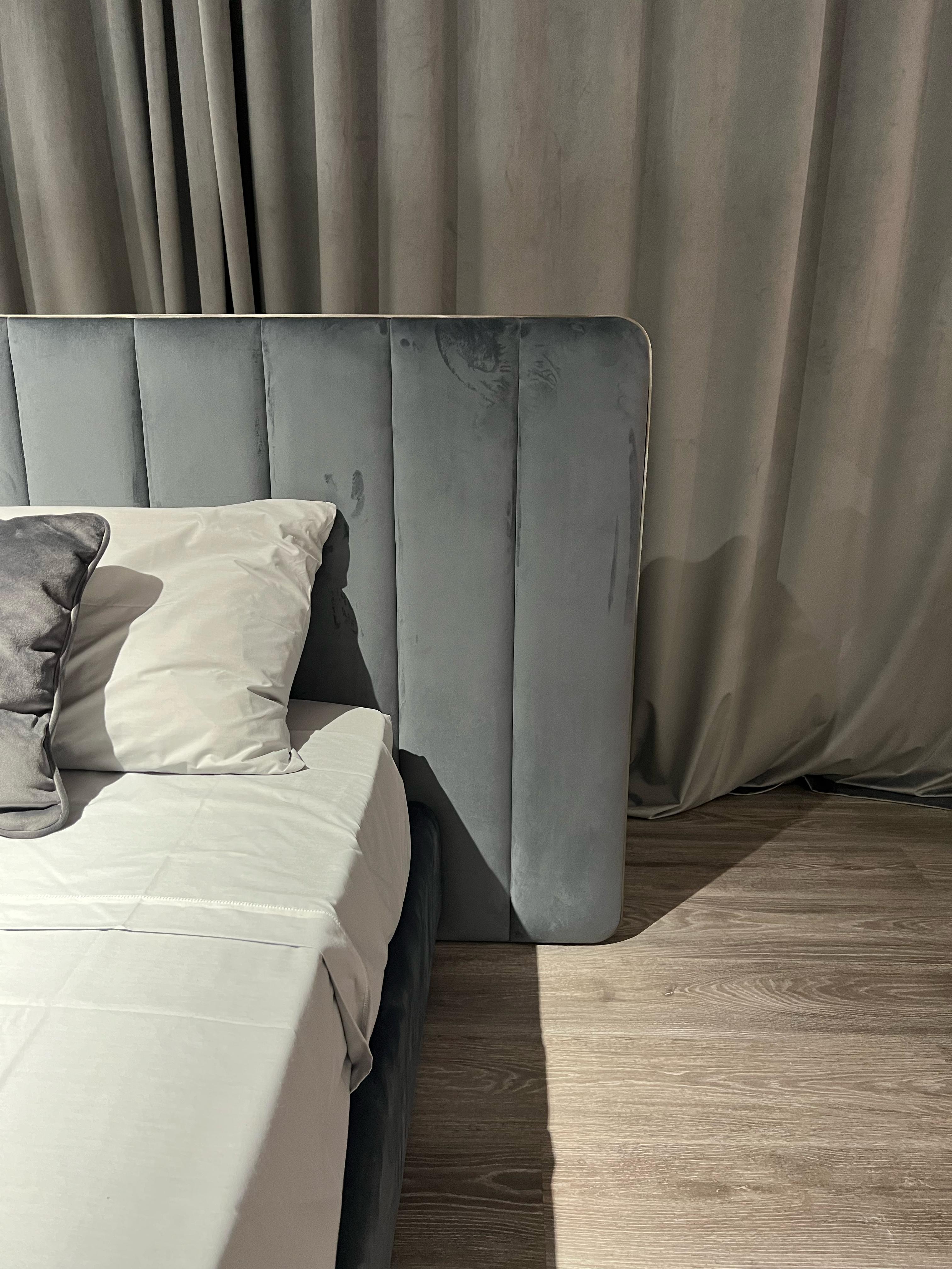 Cama de matrimonio Douglas de terciopelo con cabecero tapizado y somier de un movimiento Contemporáneo en venta