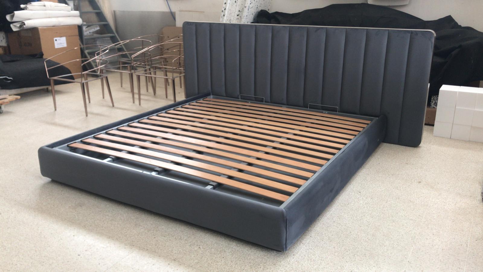 Cama de matrimonio Douglas de terciopelo con cabecero tapizado y somier de un movimiento Acero en venta