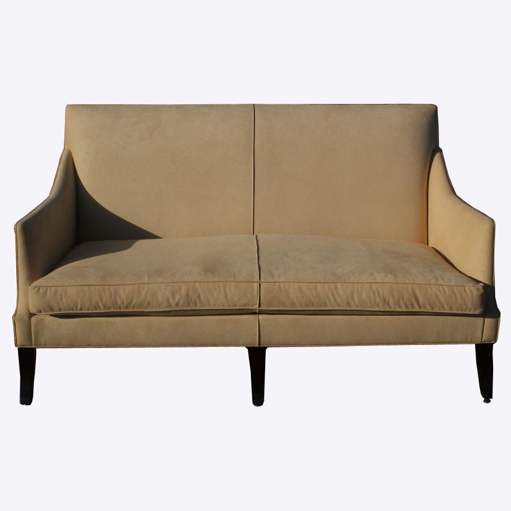 Ein Bernie-Sofa mit hoher Rückenlehne, entworfen von Douglas Levine und hergestellt von Bright Furniture, das für seine umweltfreundliche Produktion bekannt ist.  Gepolstert mit camelfarbener Mikrofaser und Beinen aus Walnussholz.