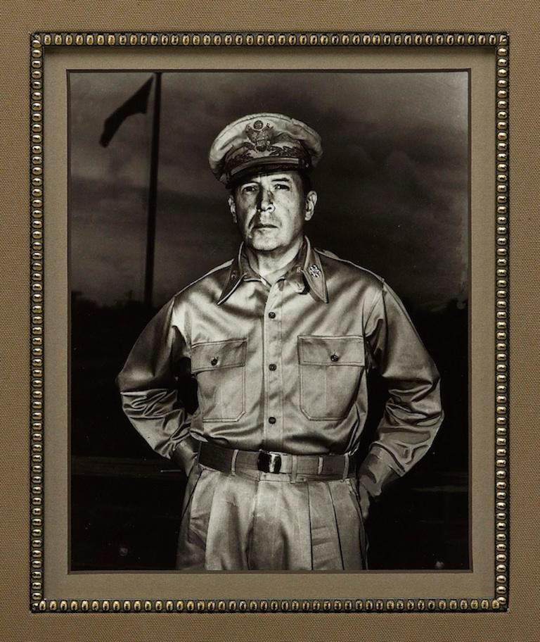 Américain Collage de la signature du général Douglas MacArthur de la Seconde Guerre mondiale en vente