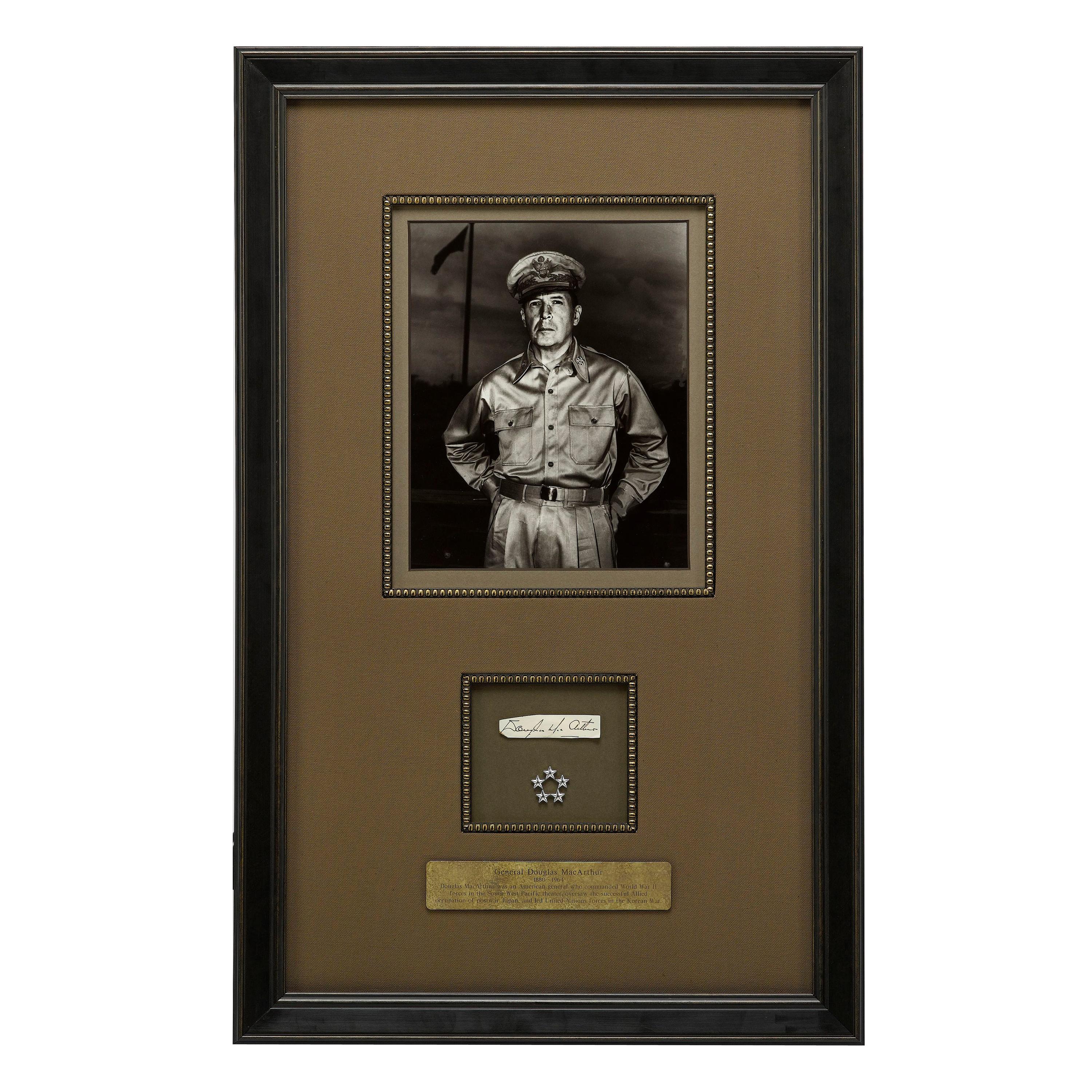 Collage de la signature du général Douglas MacArthur de la Seconde Guerre mondiale en vente