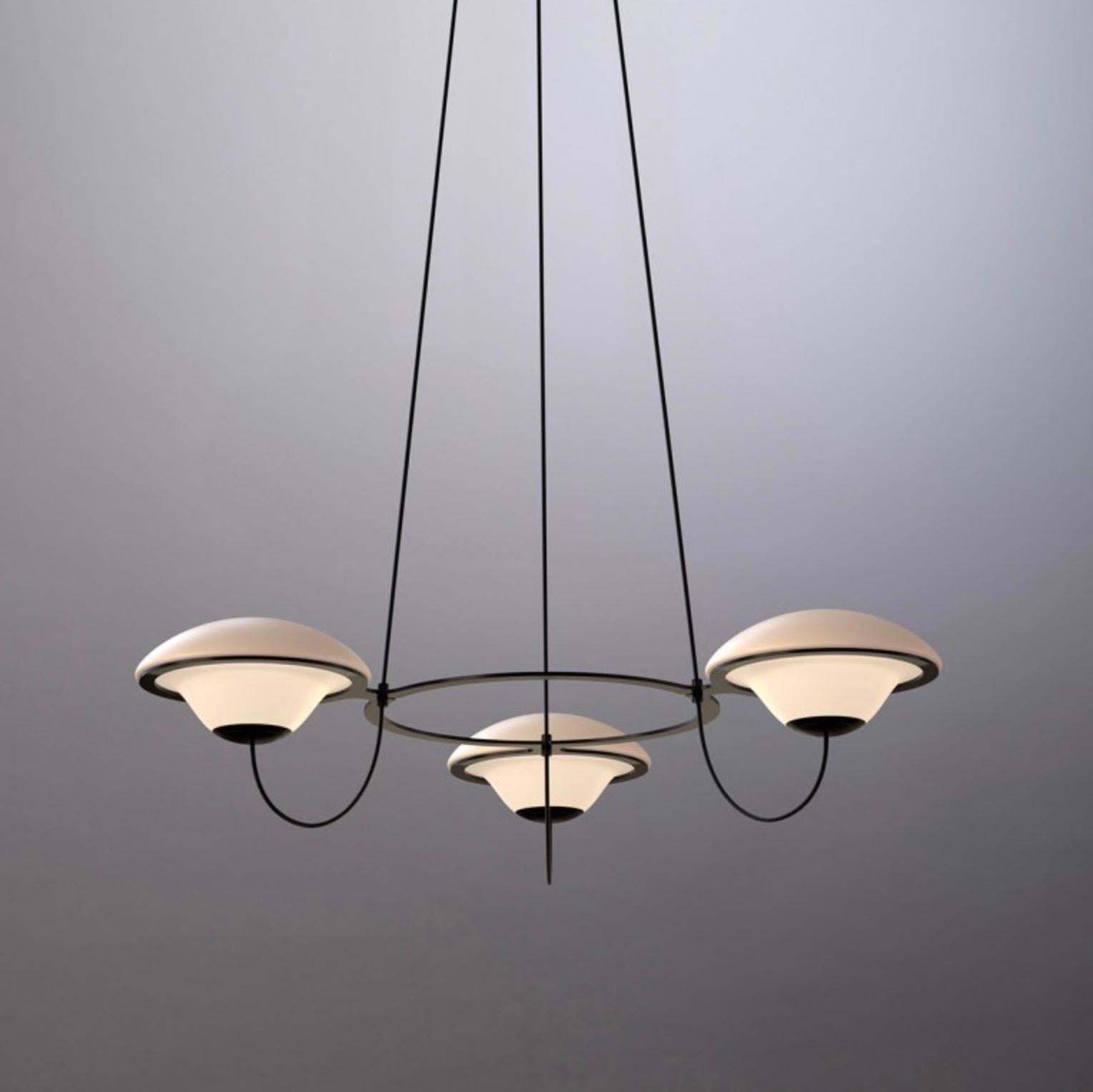 Lámpara Douglas Mont 'In The Air' 3 de DCW Editions París, Francia. Nuevo, producción actual.

Una lámpara de araña desde el espacio

Con sus luces similares a las de un ovni, la lámpara de araña In the Air, creada por Douglas Mont, reclama un lugar