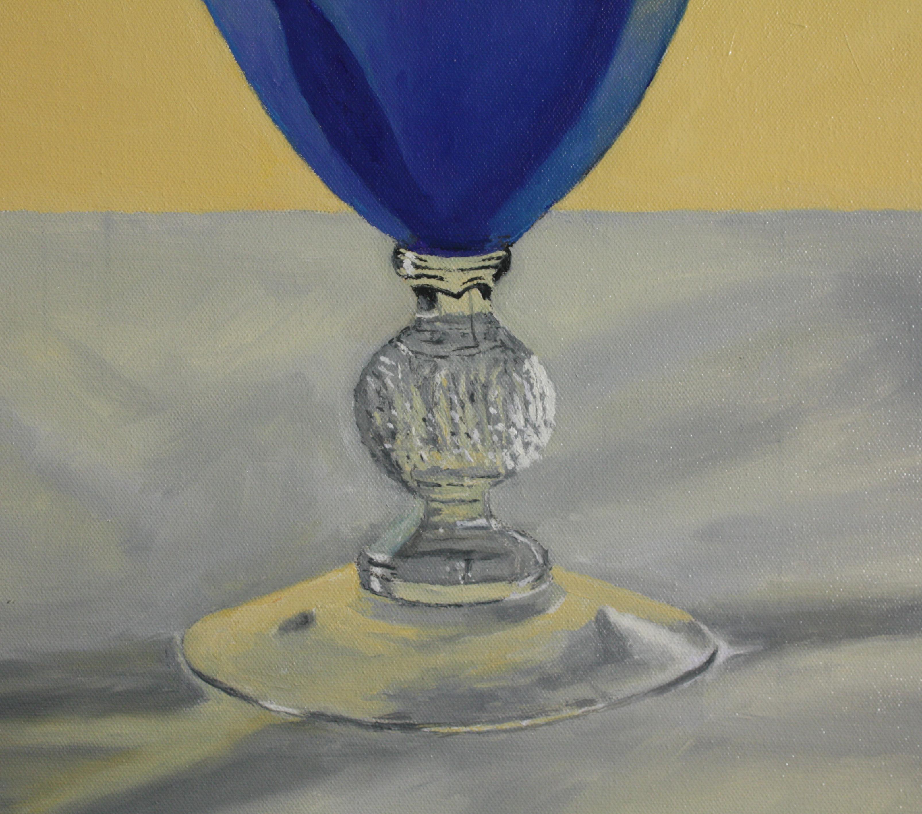 Pfirsich und blaues Glas, buntes super realistisches Stillleben – Painting von Douglas Newton