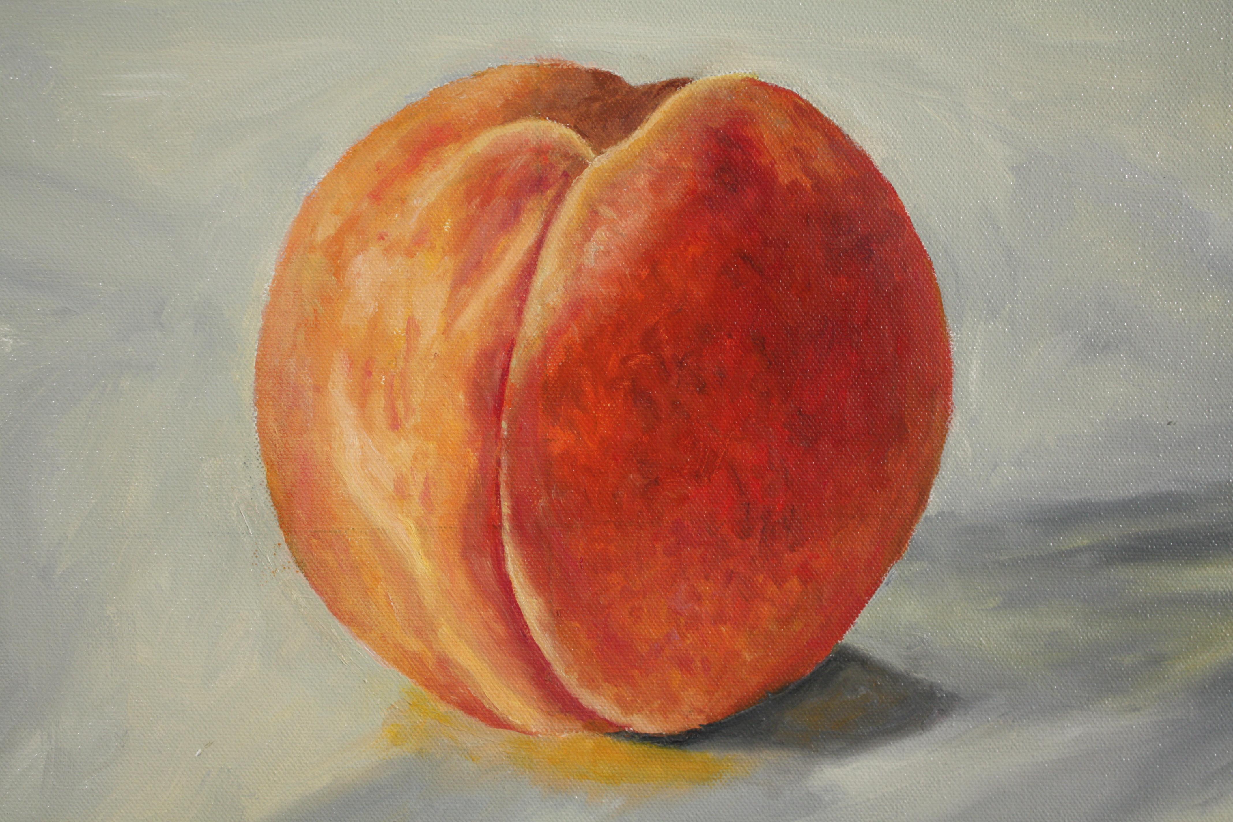 Pfirsich und blaues Glas, buntes super realistisches Stillleben (Realismus), Painting, von Douglas Newton