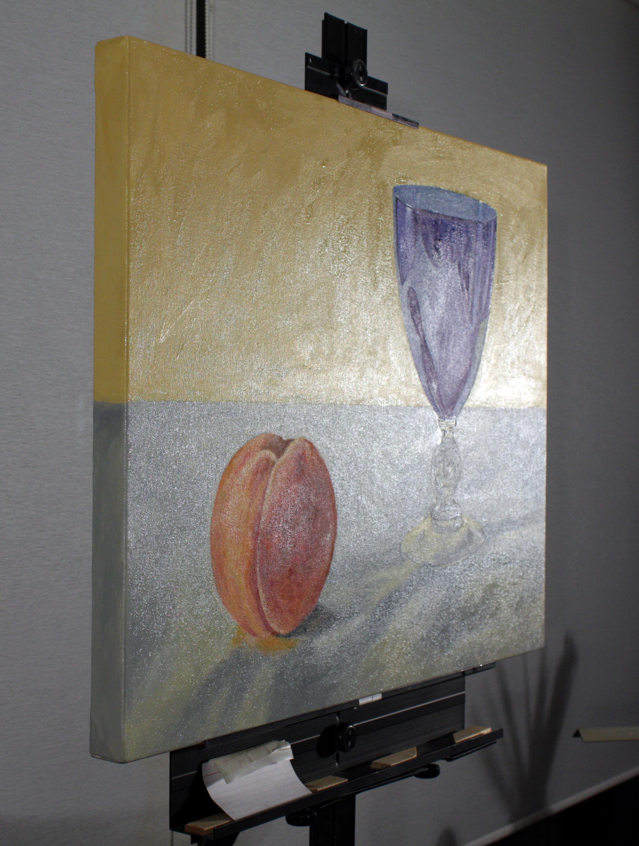 Pfirsich und blaues Glas, buntes super realistisches Stillleben (Orange), Still-Life Painting, von Douglas Newton