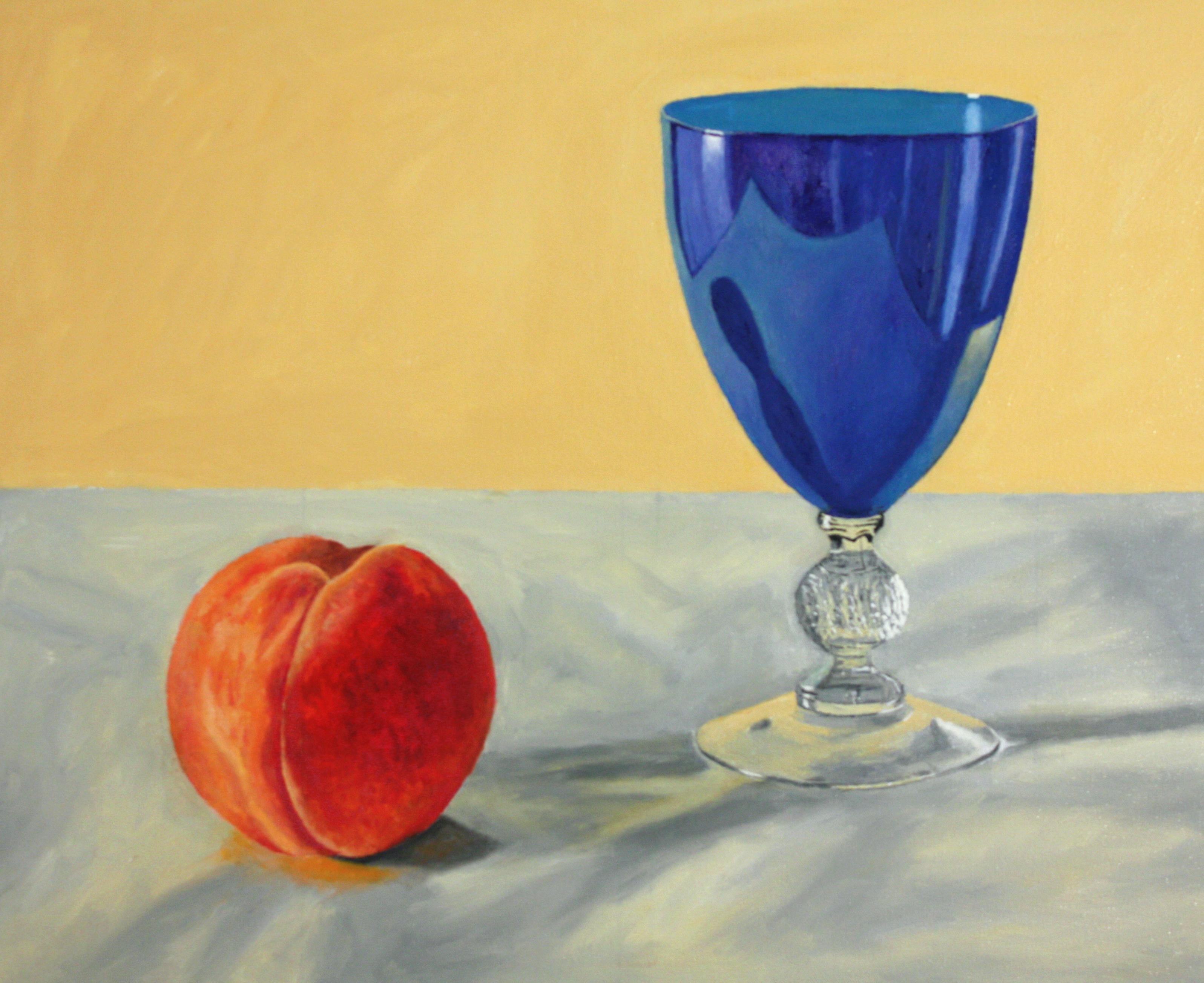 Douglas Newton Still-Life Painting – Pfirsich und blaues Glas, buntes super realistisches Stillleben
