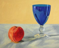 Verre bleu et pêche, nature morte colorée et très réaliste