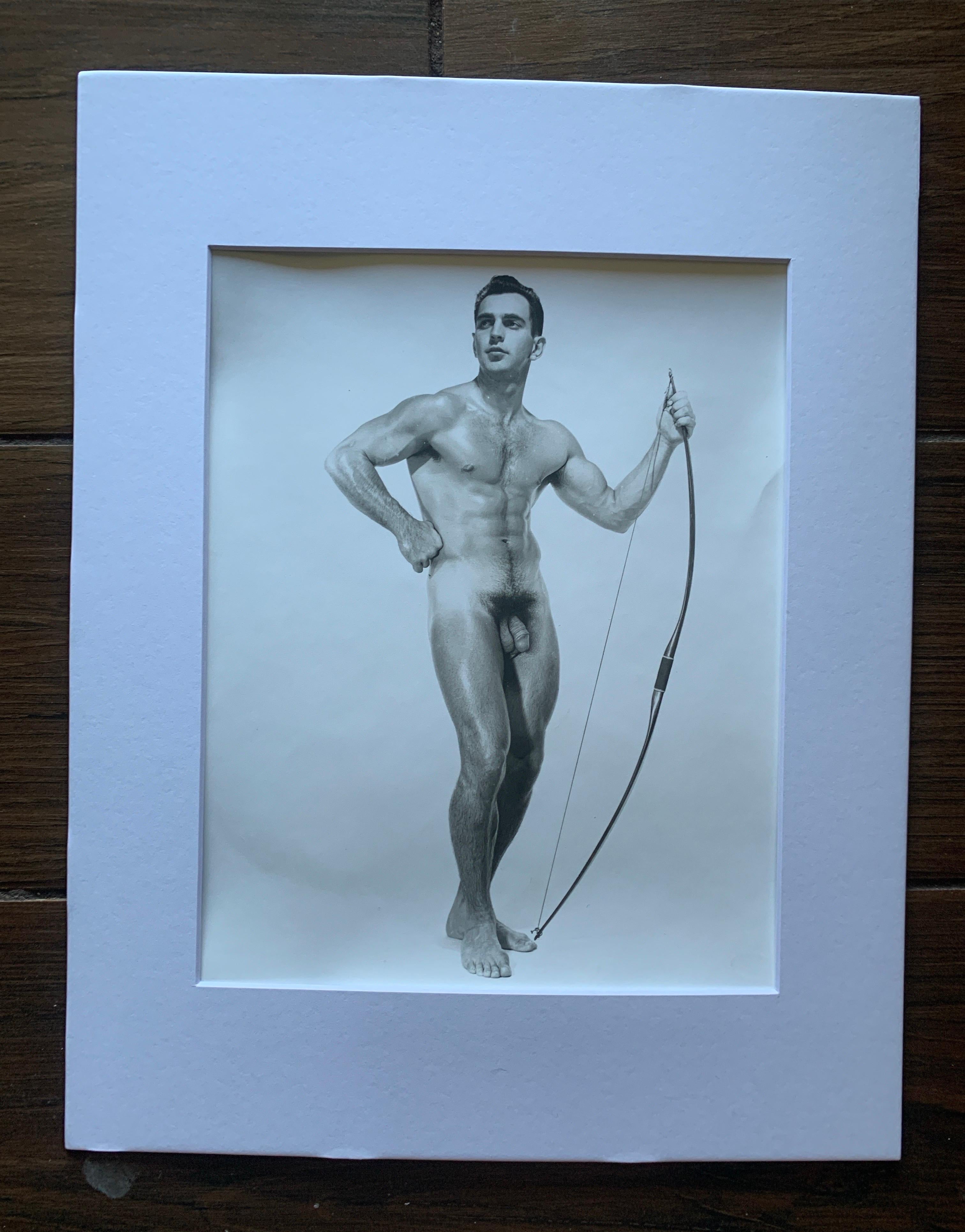 Un très rare nu masculin original du légendaire photographe Douglas de Détroit. La plupart de ses photos et négatifs ayant été détruits par la police de Détroit, il est très difficile de trouver des photographies originales de son travail. Cette