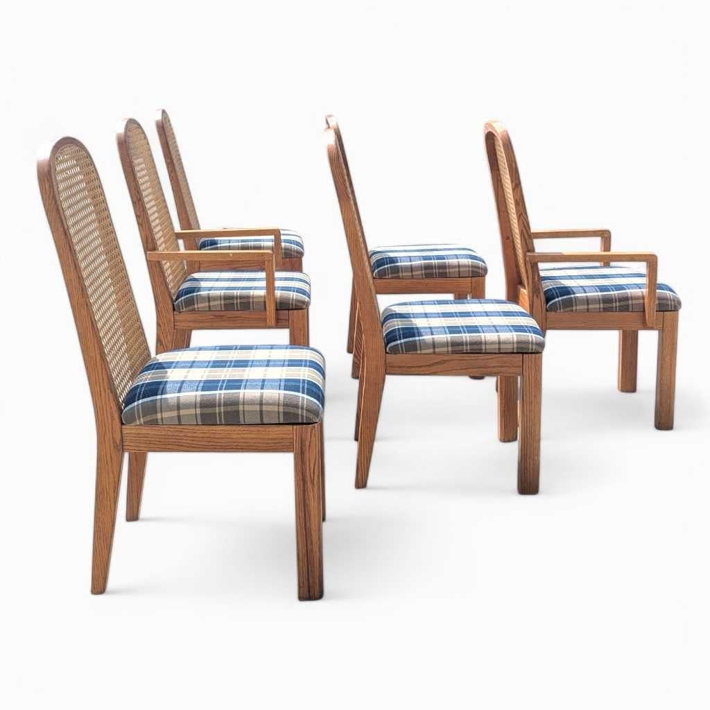 Un caratteristico set di sei sedie da pranzo postmoderne di I. Douglas Furniture Co. realizzate negli anni '80 e caratterizzate da linee audaci e scultoree tipiche dell'epoca. Il set comprende due poltrone e quattro sedie laterali, ognuna delle