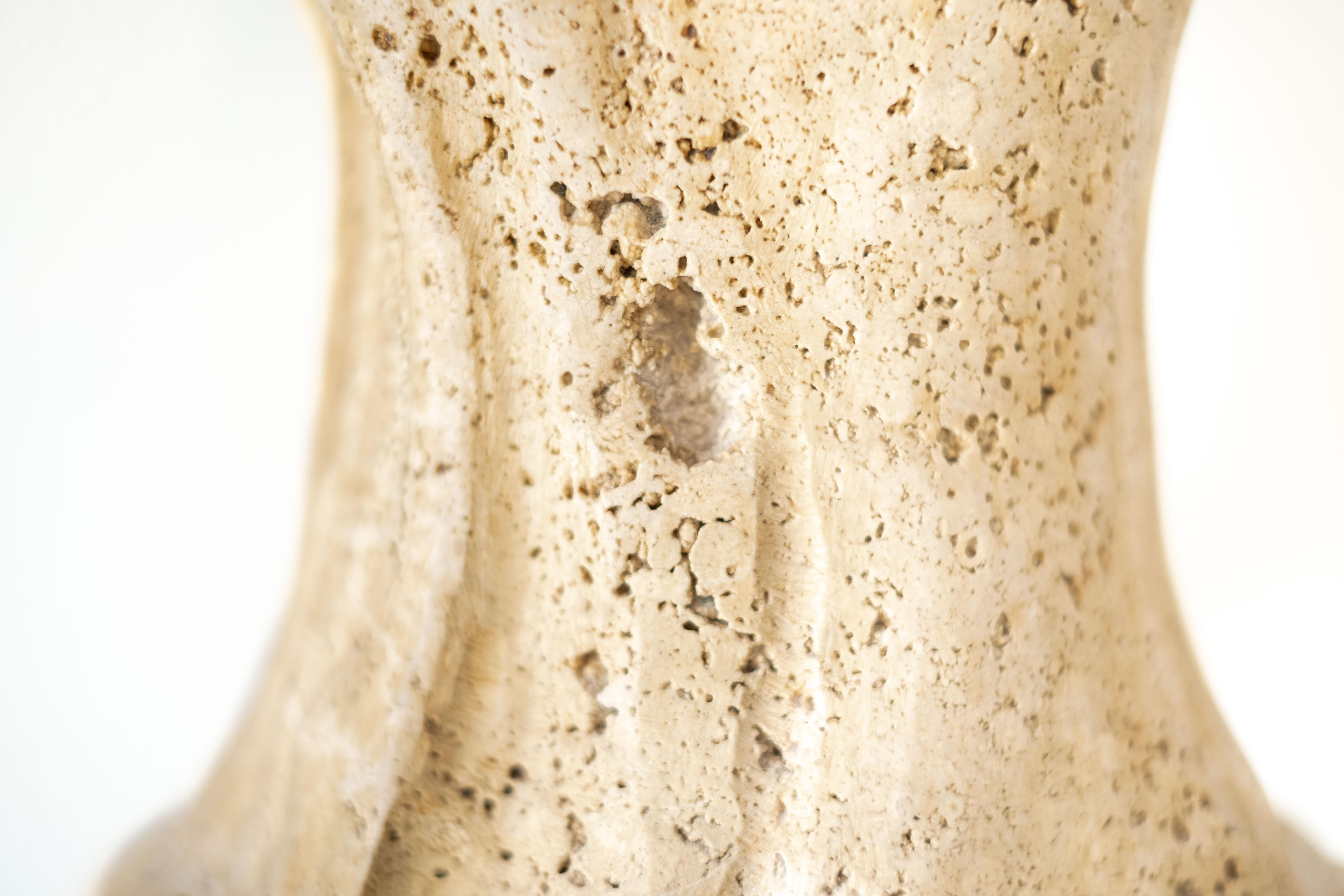 Noce - escultura figurativa, flora, tallada a mano, piedra travertino de Siena en venta 7