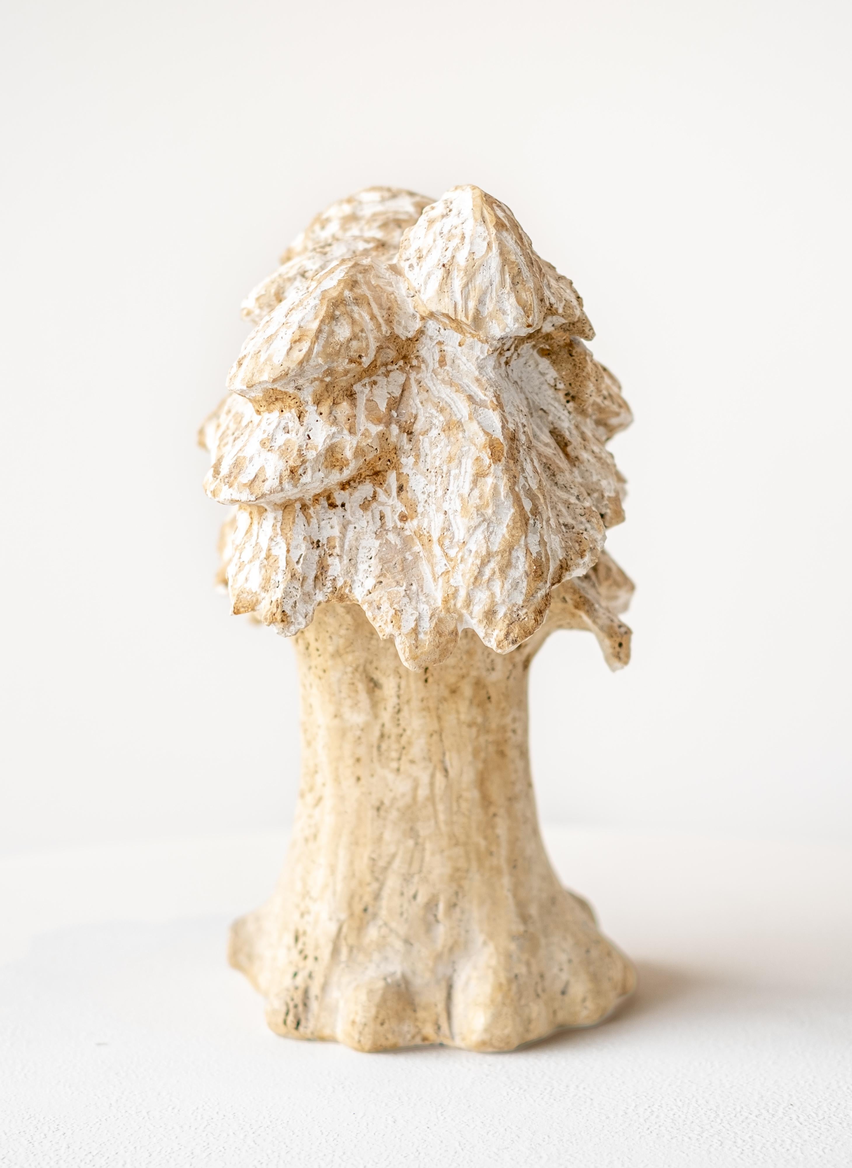 Noce - escultura figurativa, flora, tallada a mano, piedra travertino de Siena - Figurative Sculpture Beige de Douglas Robinson
