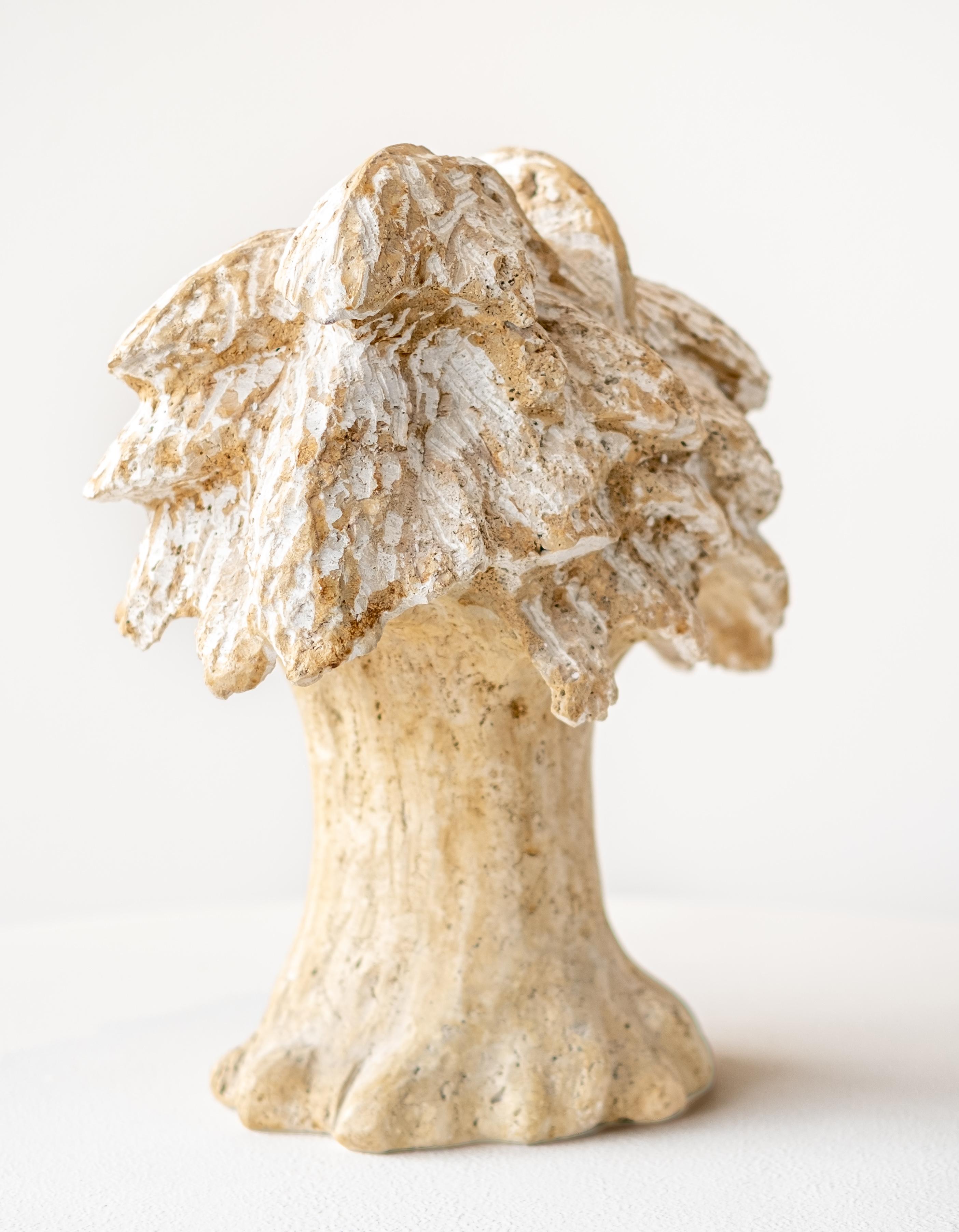 Tallada a mano en mármol Travertino de Siena de color crema intenso, esta escultura contemporánea de sobremesa de un nogal es obra de Doug Robinson. El escultor canadiense es conocido por sus obras de excepcional belleza en Europa y aquí, en