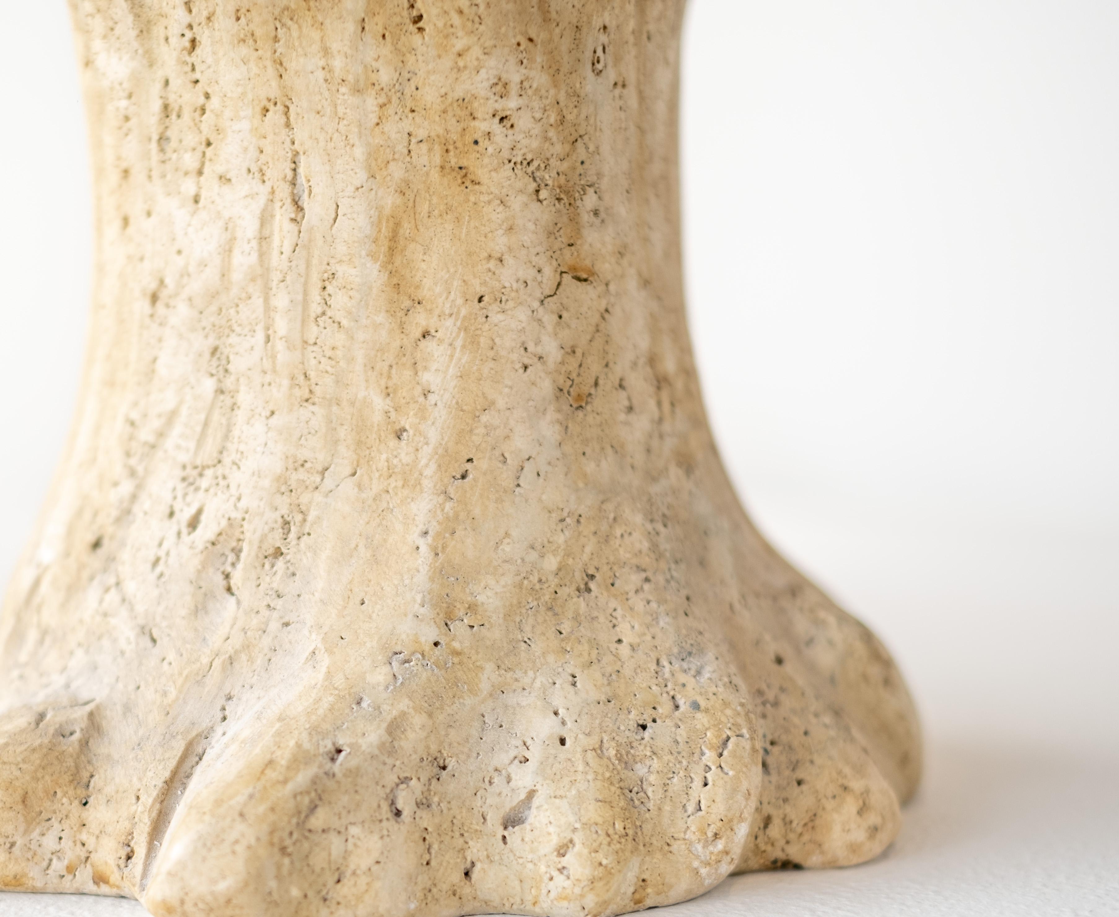 Noce - escultura figurativa, flora, tallada a mano, piedra travertino de Siena en venta 2