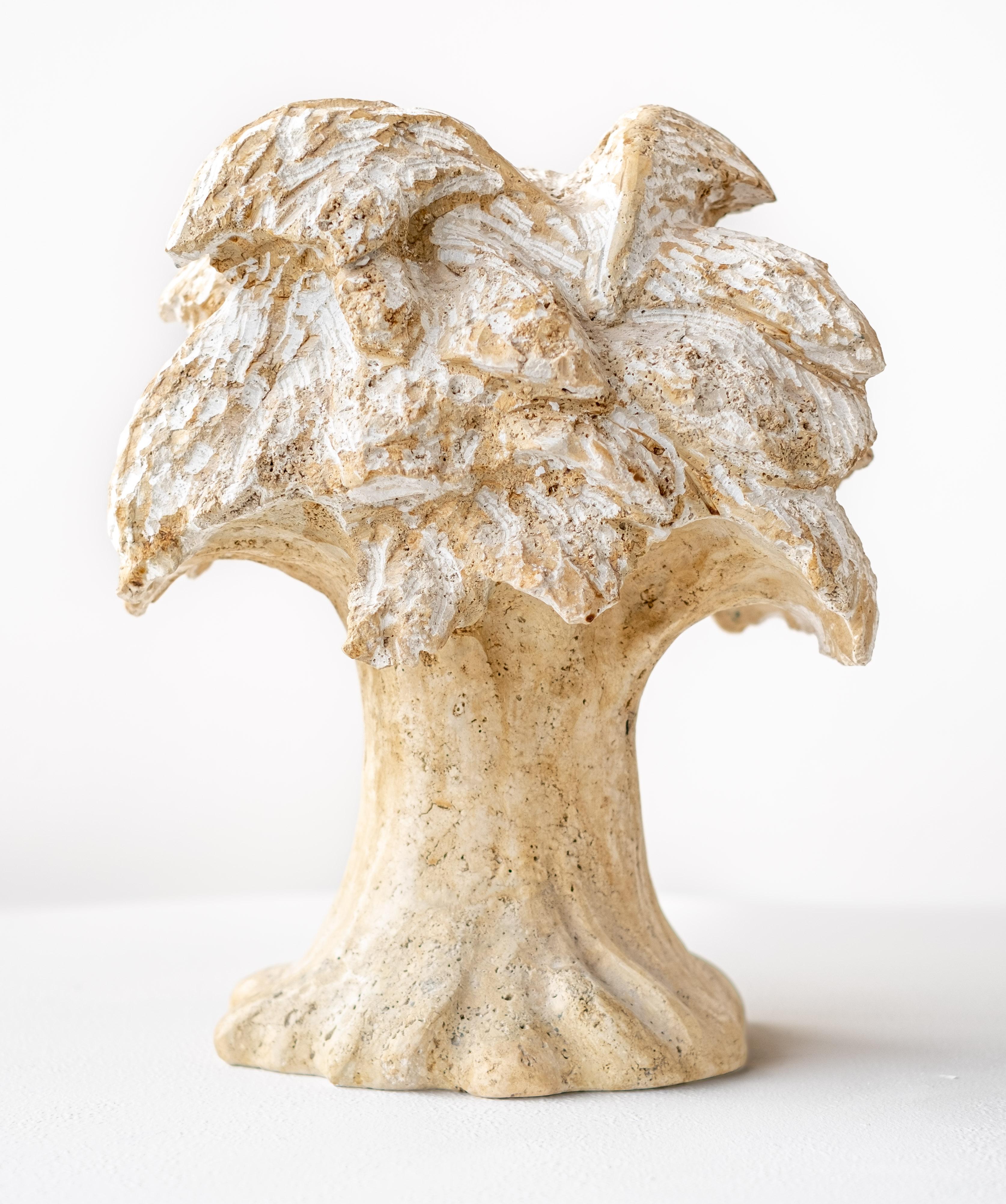 Figurative Sculpture de Douglas Robinson - Noce - escultura figurativa, flora, tallada a mano, piedra travertino de Siena