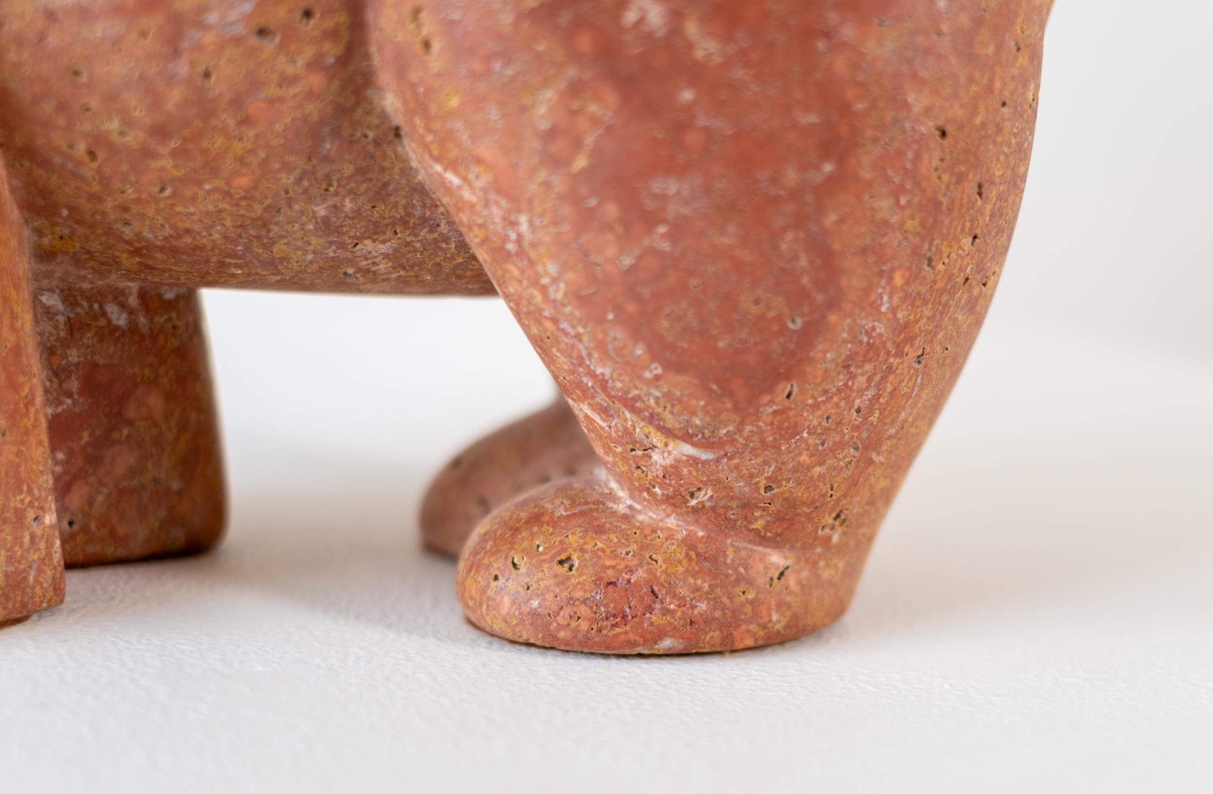 Stargazer - escultura figurativa, animal, tallada a mano, Travertino rojo, piedra en venta 5