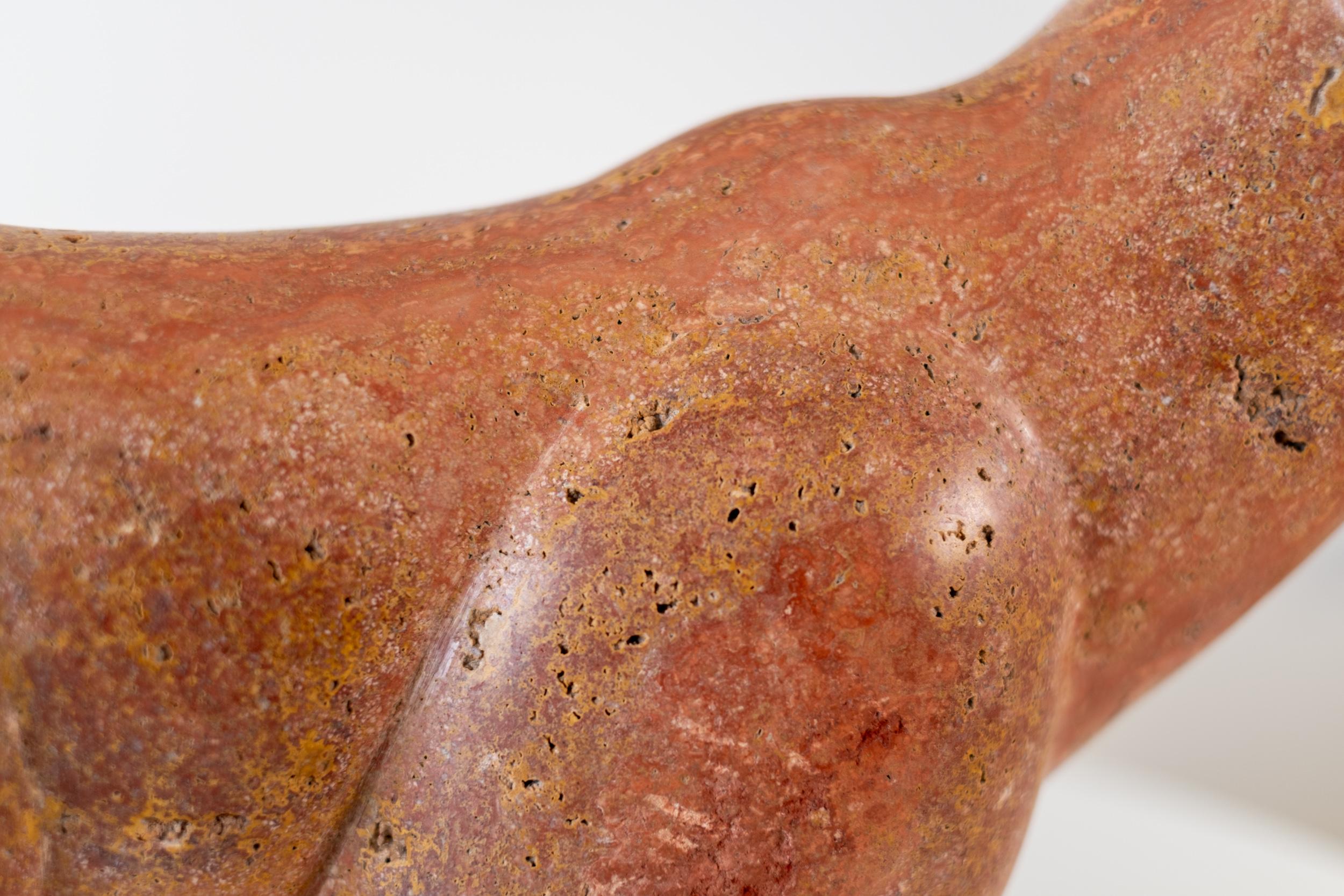 Stargazer - escultura figurativa, animal, tallada a mano, Travertino rojo, piedra en venta 6