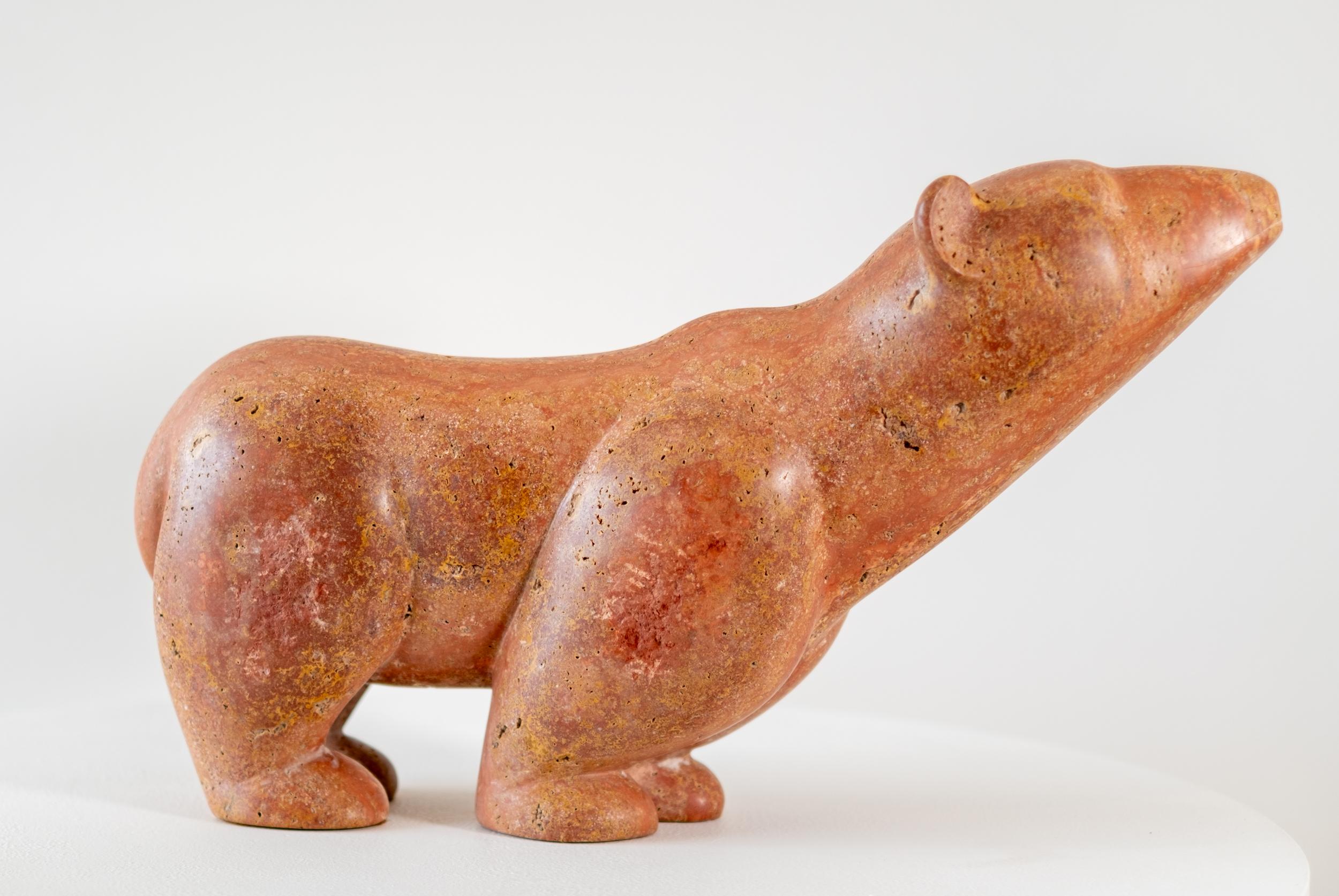 Stargazer - escultura figurativa, animal, tallada a mano, Travertino rojo, piedra - Sculpture Contemporáneo de Douglas Robinson