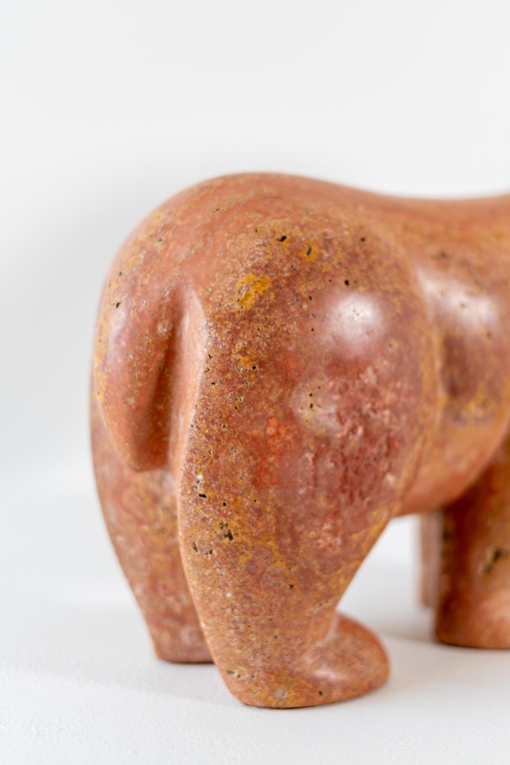 Esta escultura de oso de sobremesa para interior está tallada en piedra travertino roja.

Cuando el escultor canadiense Doug Robinson trabaja por primera vez con un trozo de piedra, dice que deja que la piedra 