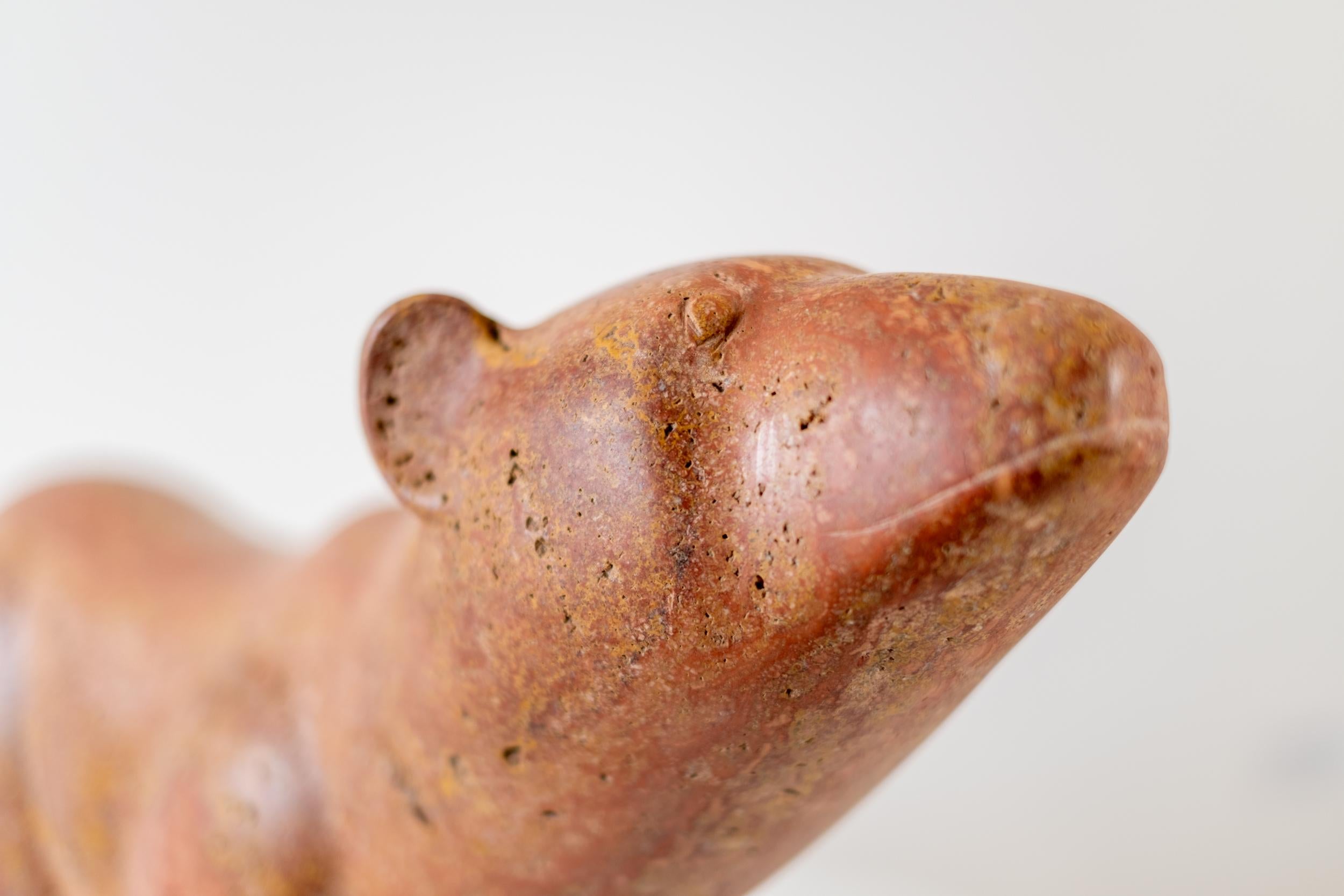 Stargazer - escultura figurativa, animal, tallada a mano, Travertino rojo, piedra en venta 1