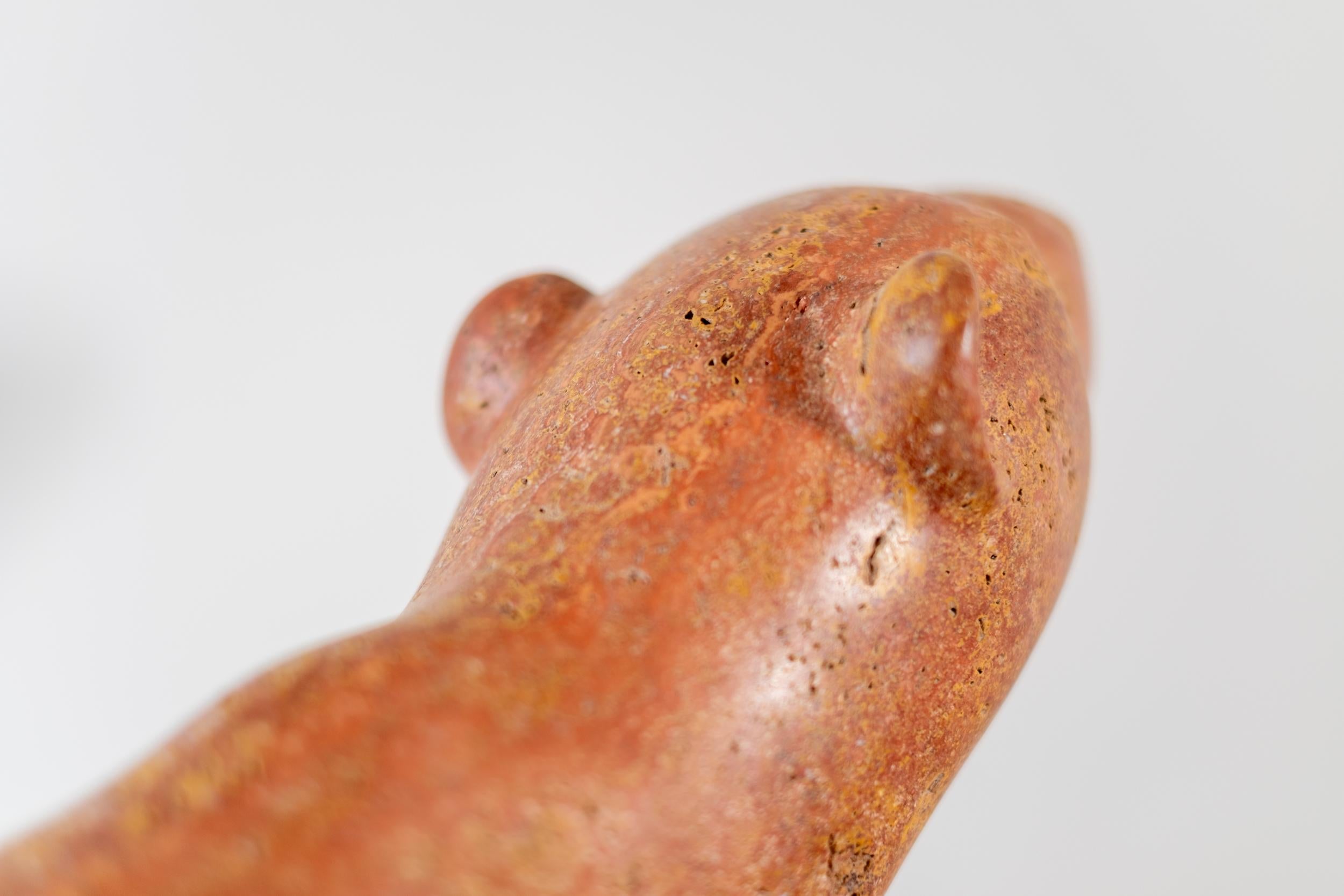 Stargazer - escultura figurativa, animal, tallada a mano, Travertino rojo, piedra en venta 2