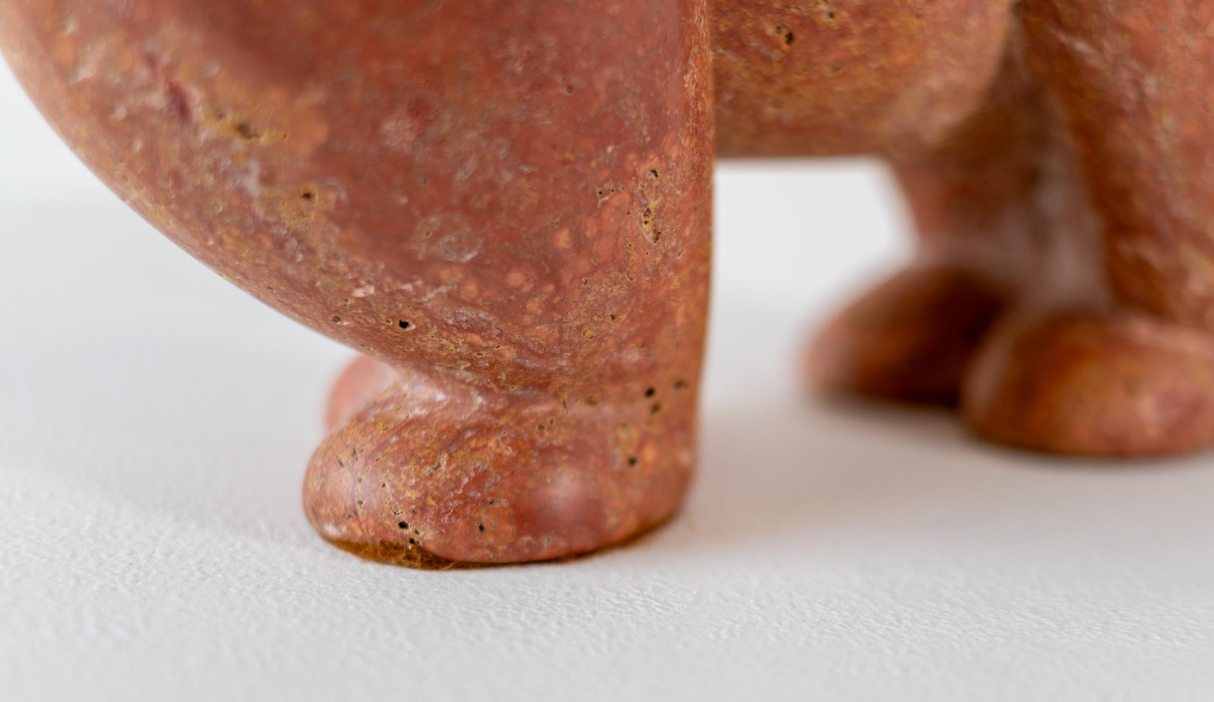 Stargazer - escultura figurativa, animal, tallada a mano, Travertino rojo, piedra en venta 4