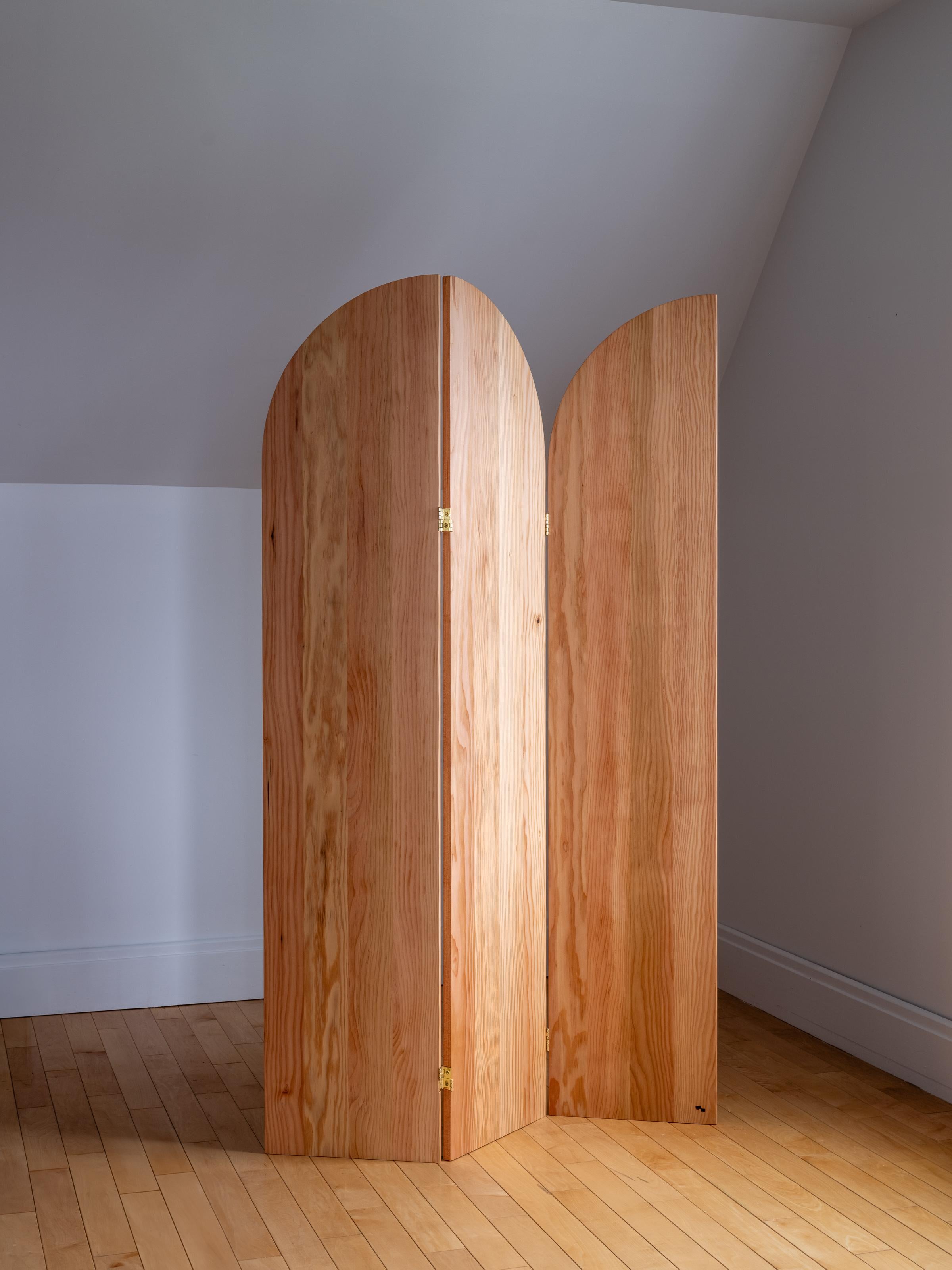 Elegante paravento a tre pannelli Foldes

Porta morbidezza e raffinatezza nei tuoi interni con questo paravento sottile a tre pannelli, pensato per definire gli spazi e creare un senso di intimità. Le sue linee pulite, i materiali raffinati e