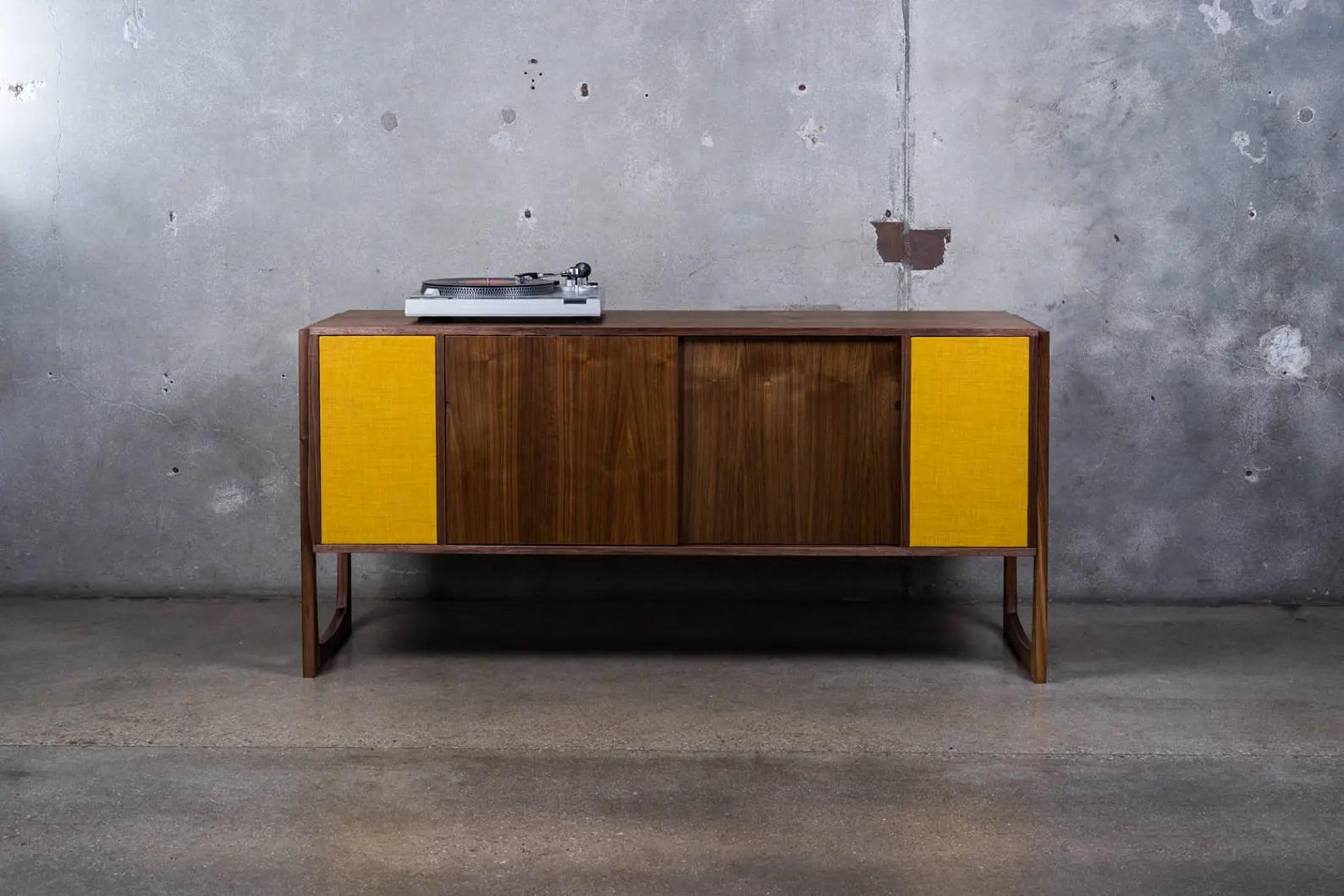 Stereo-Schrank / Anrichte „Douglas“ aus dunklem Nussbaumholz – Mid-Century Modern Stil (Moderne der Mitte des Jahrhunderts) im Angebot