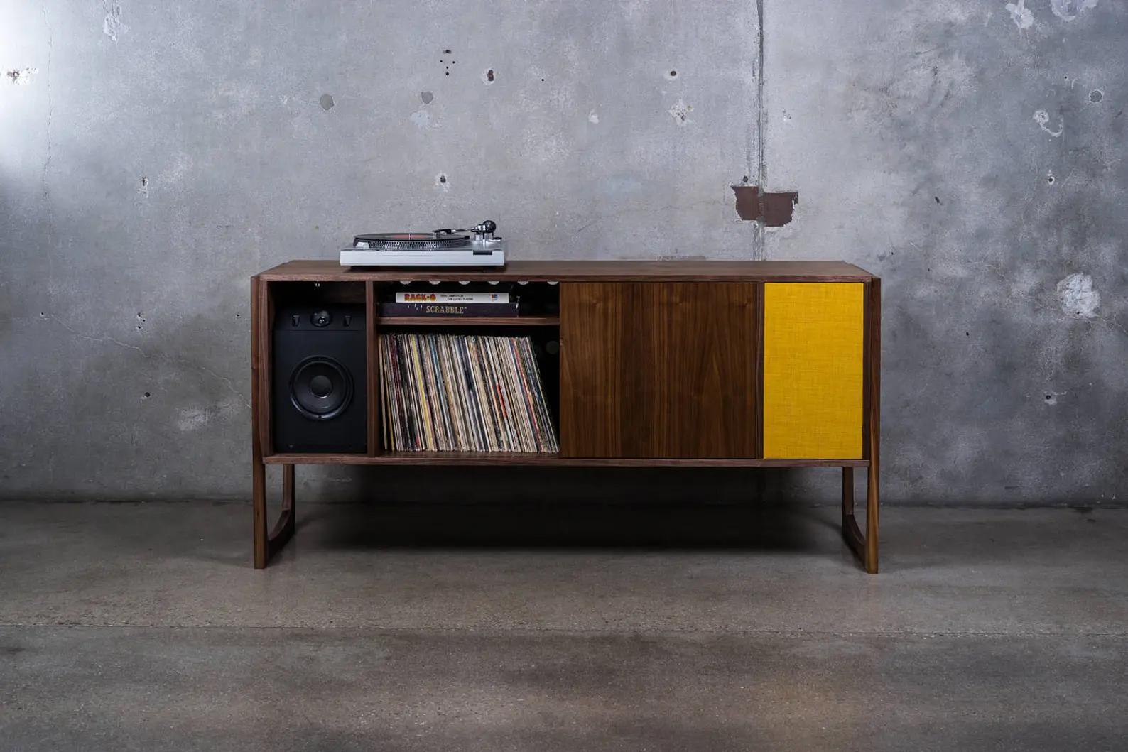 Stereo-Schrank / Anrichte „Douglas“ aus dunklem Nussbaumholz – Mid-Century Modern Stil im Zustand „Neu“ im Angebot in Long Beach, CA