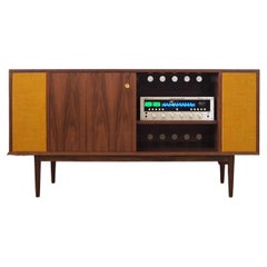 „Douglas“ Stereo- Hifi-Schrank / Anrichte mit gedrechselten Beinen – WALNUT, Moderne der Mitte des Jahrhunderts