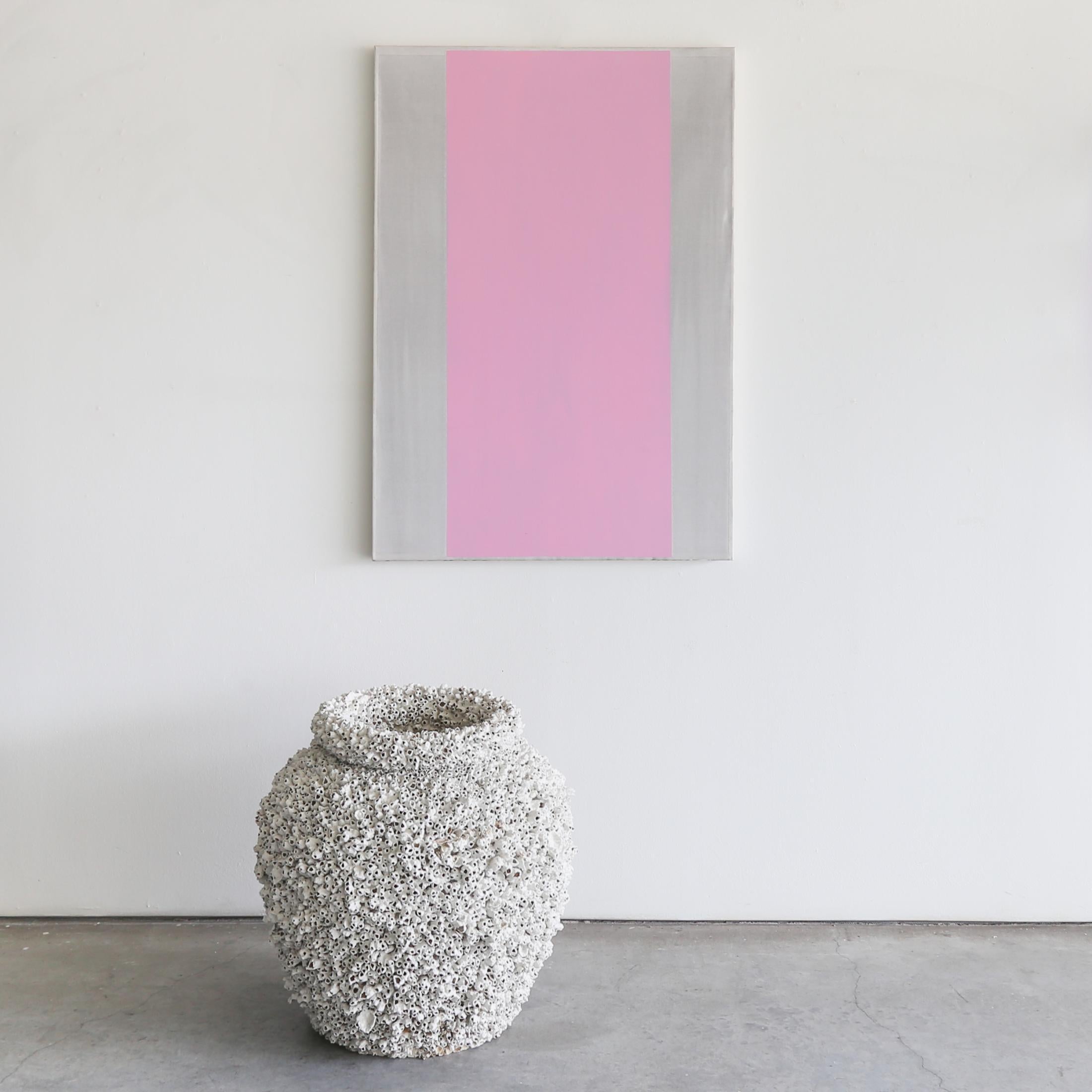 A Trace of Something I Want to Feel Again des Künstlers Douglas Witmer ist ein rosa und graues, zeitgenössisches, abstraktes, minimalistisches Gemälde aus schwarzem Gesso und Acryl auf Leinwand mit den Maßen 47 x 33 und einem Preis von 4.500