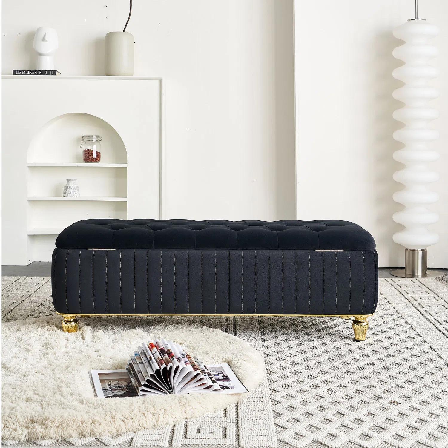 Le pouf Douglass est une version moderne des modèles traditionnels Chesterfield. En velours noir profond et boutonné, ce pouf est orné d'une bordure dorée pour une touche de glamour supplémentaire. Apportez du style à la maison avec sa silhouette