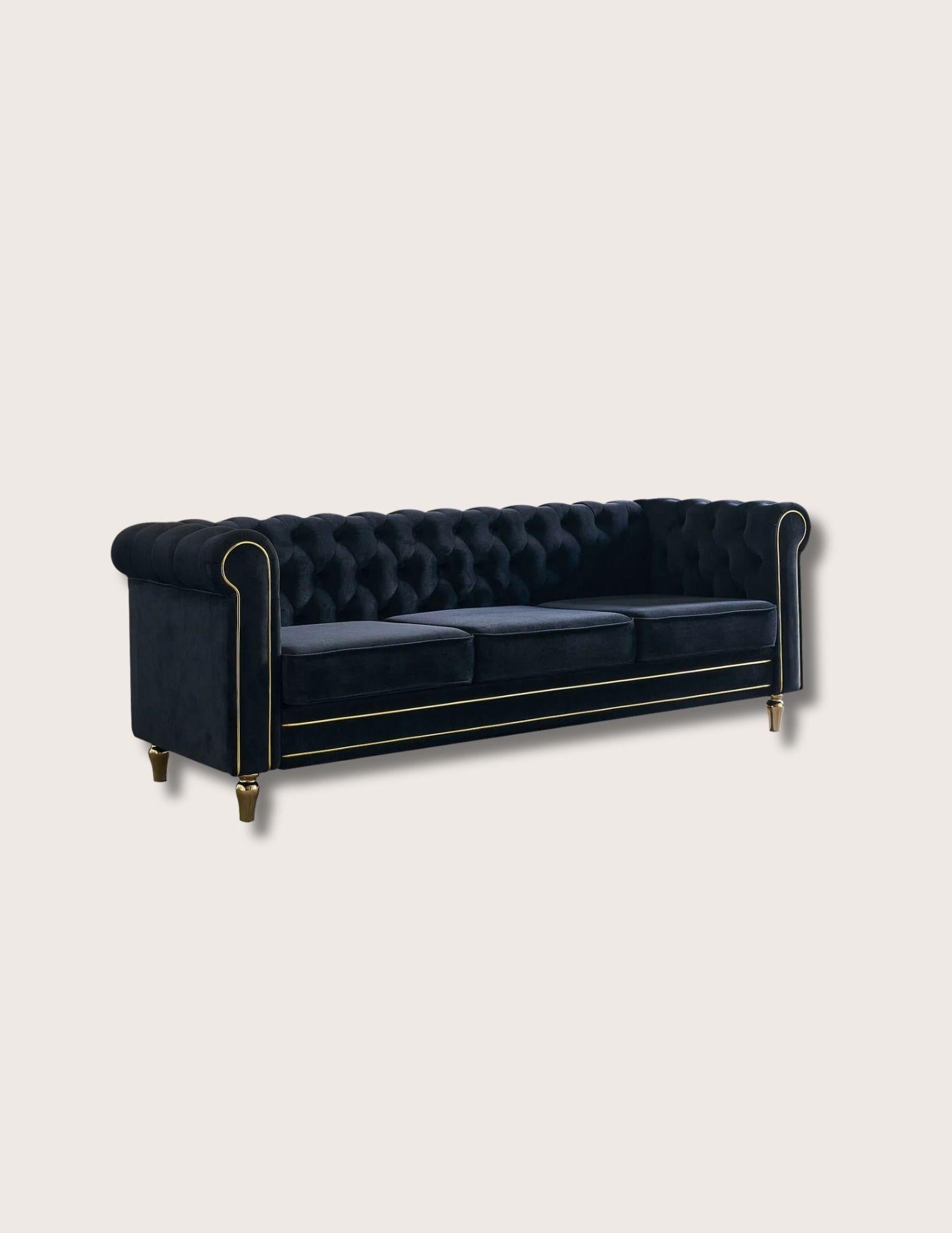 Das Douglass Rolled-Arm-Sofa bietet eine moderne Interpretation des traditionellen Chesterfield. Dieses Sofa aus tiefem, schwarzem Samt mit Knöpfen  mit goldenen Verzierungen für einen zusätzlichen Hauch von Glamour. Holen Sie sich mit diesem