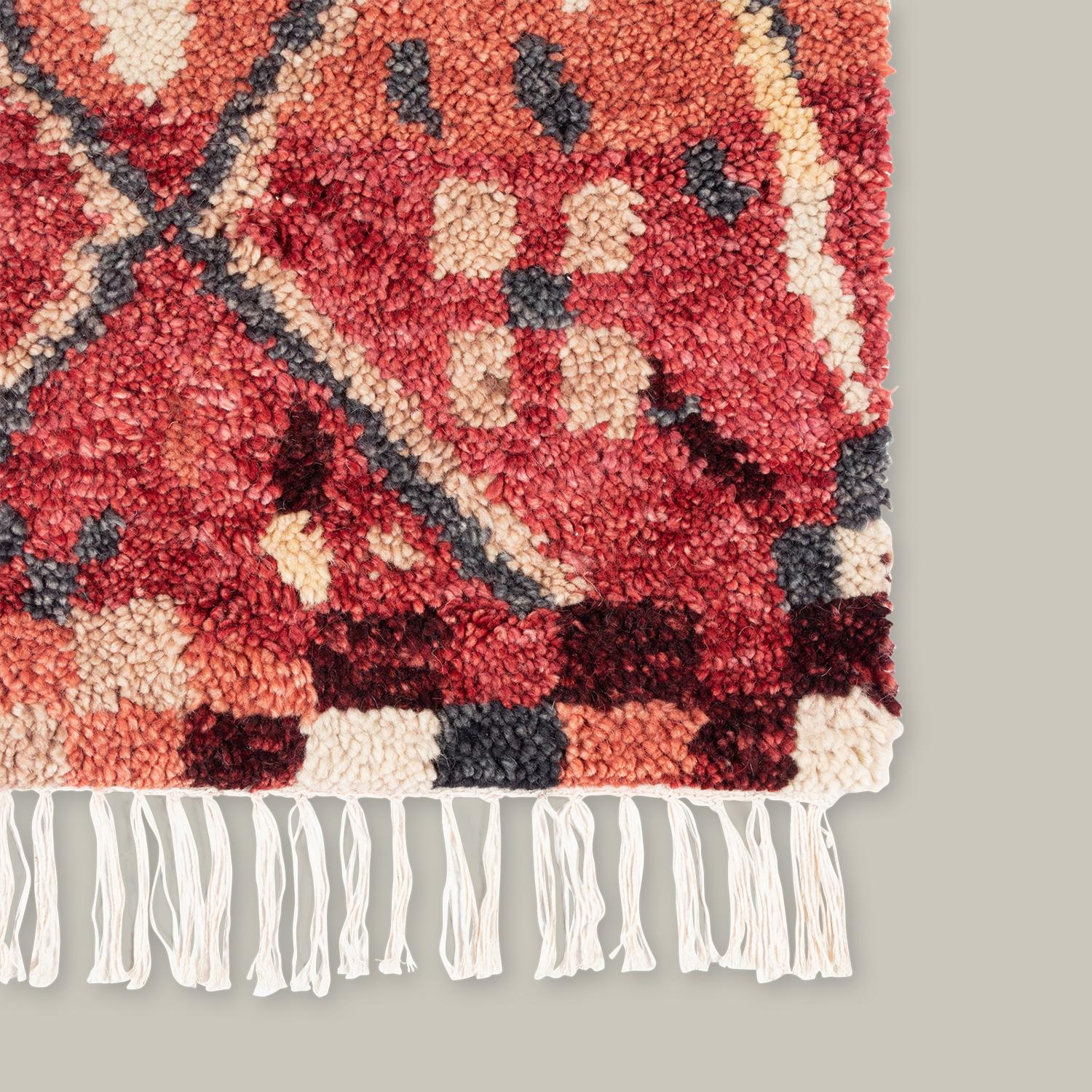 Traditionelle marokkanische Flickenteppiche inspirieren die Doukkala-Kollektion. Der aus Wolle handgeknüpfte Flor wird von Hand geschoren, um ein unregelmäßiges Aussehen zu erzeugen, das unter den Füßen eine dichte, fast wolkenartige Textur bildet.