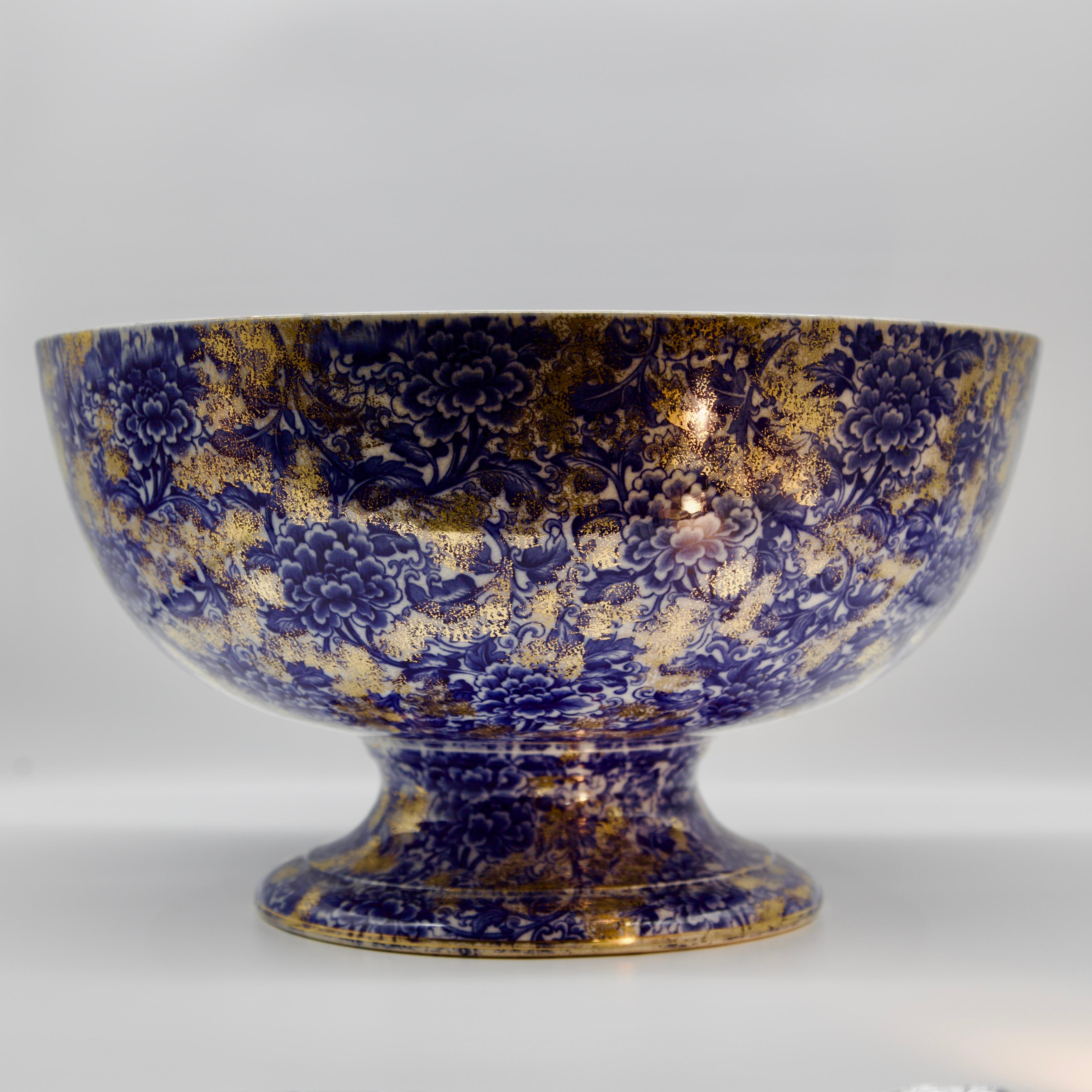 Très belle et rare pièce maîtresse du 19e siècle DOULTON bleu cobalt avec feuilles d'or superposées - Bol à punch sur pied en excellent état. Fabriqué à l'époque où Doulton se trouvait à Burslem, en Angleterre. Cette pièce est antérieure à la marque