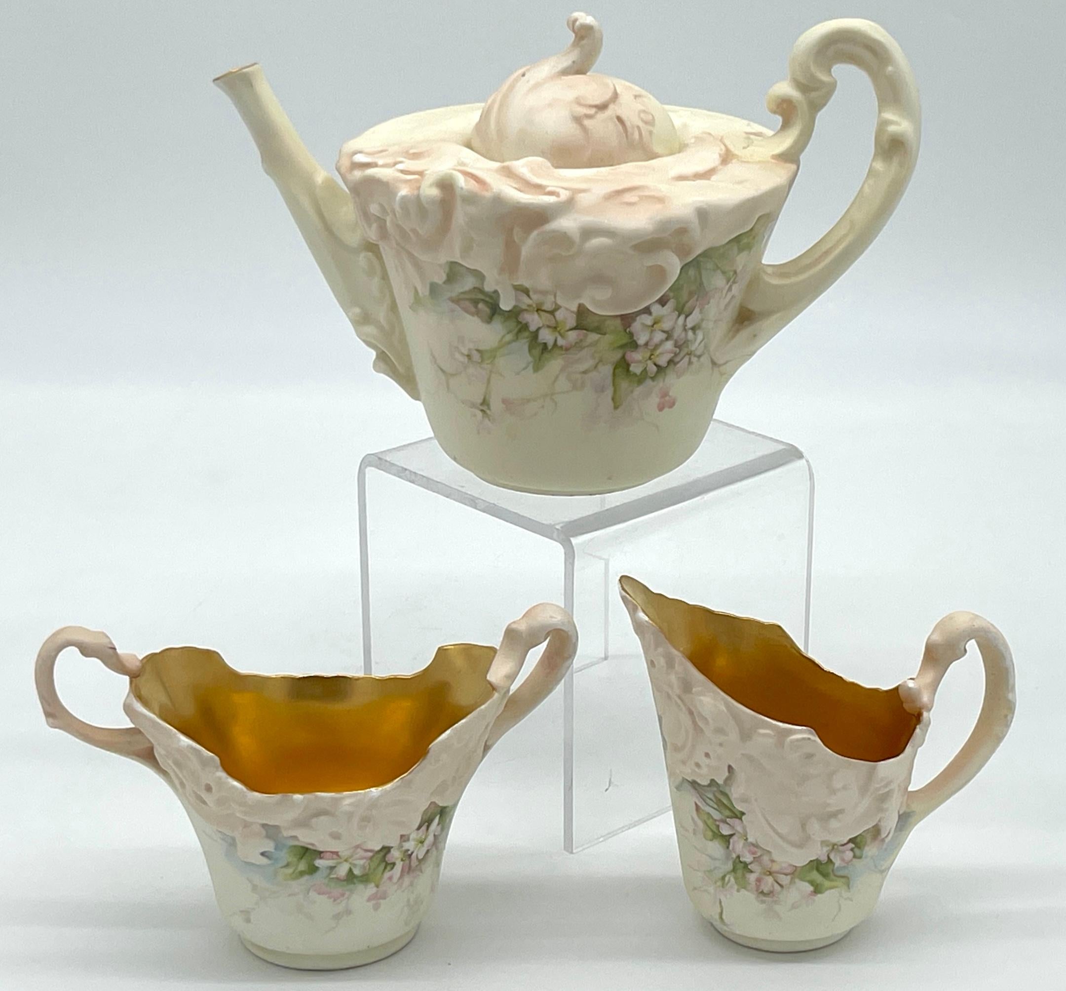 Service à thé trois pièces Doulton Burslem Blush Ivory avec décor de fleurs de pommier, 1889

Angleterre, daté par l'enregistrement à 1889
Théière : 8