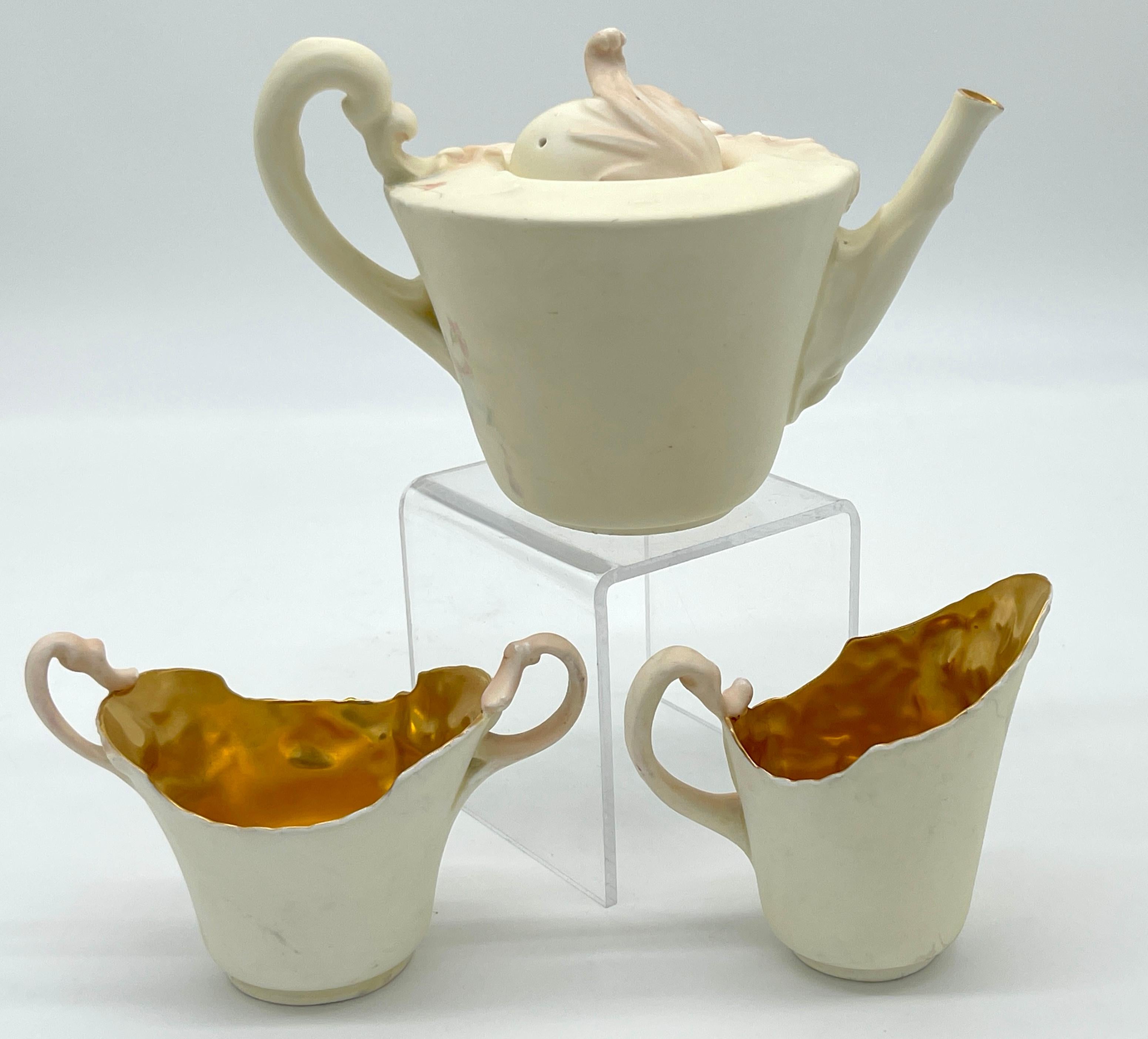Anglais Service à thé 3 pièces Doulton Burslem Blush Ivory avec décor de fleurs de pommier, 1889 en vente