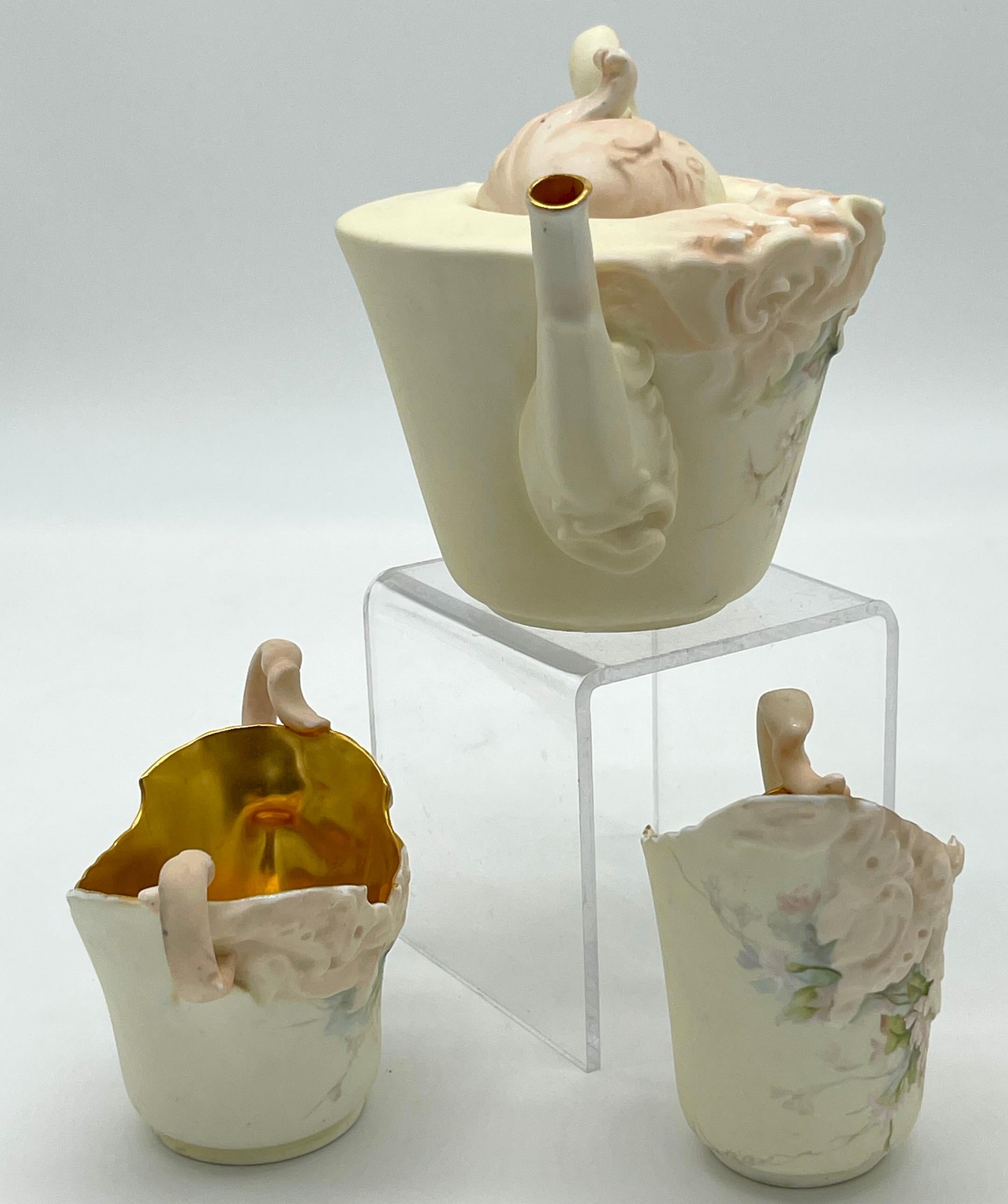 Doré Service à thé 3 pièces Doulton Burslem Blush Ivory avec décor de fleurs de pommier, 1889 en vente