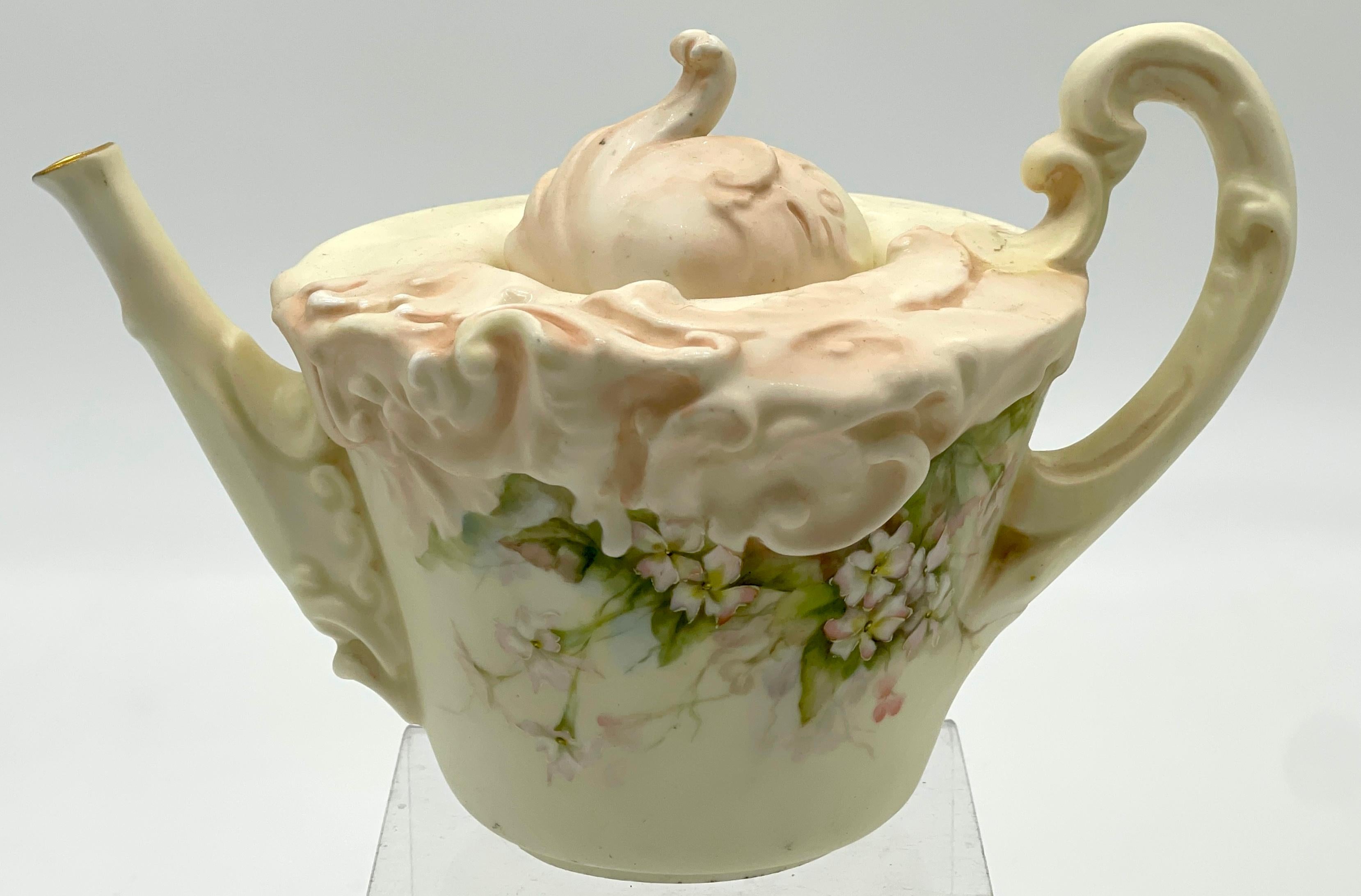 Service à thé 3 pièces Doulton Burslem Blush Ivory avec décor de fleurs de pommier, 1889 Bon état - En vente à West Palm Beach, FL