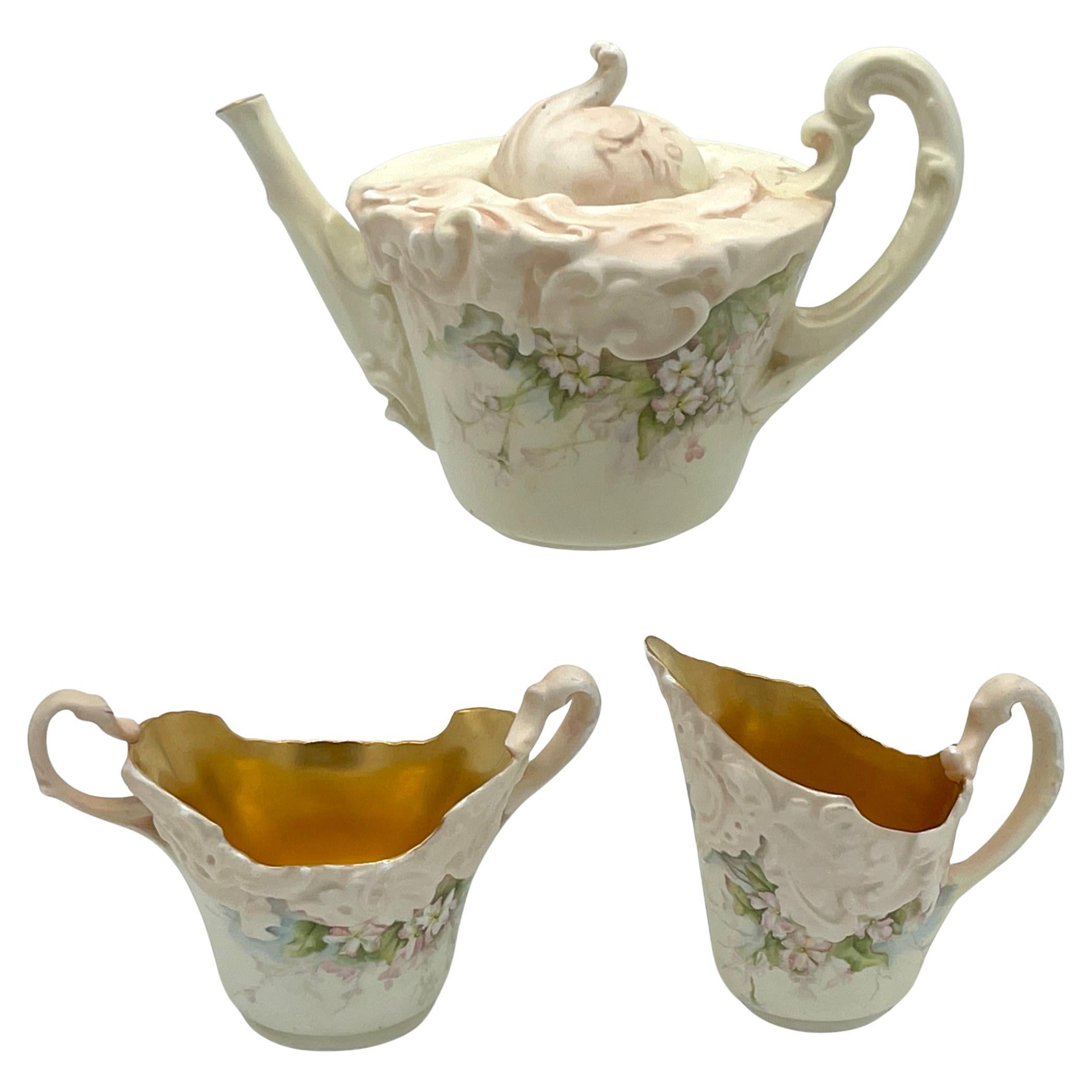 Service à thé 3 pièces Doulton Burslem Blush Ivory avec décor de fleurs de pommier, 1889 en vente