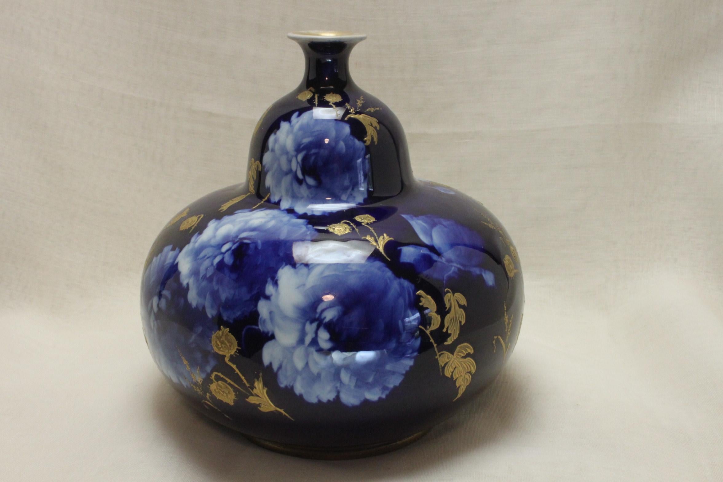 Diese kürbisförmige Vase stammt aus der Corolian-Ware-Linie von Doulton Burslem, die von 1891-1902 hergestellt wurde und aus dem Atelier von Robert Allen, einem sehr talentierten Designer und Maler, stammt. Das Dekor wurde mit der Sgraffito-Methode