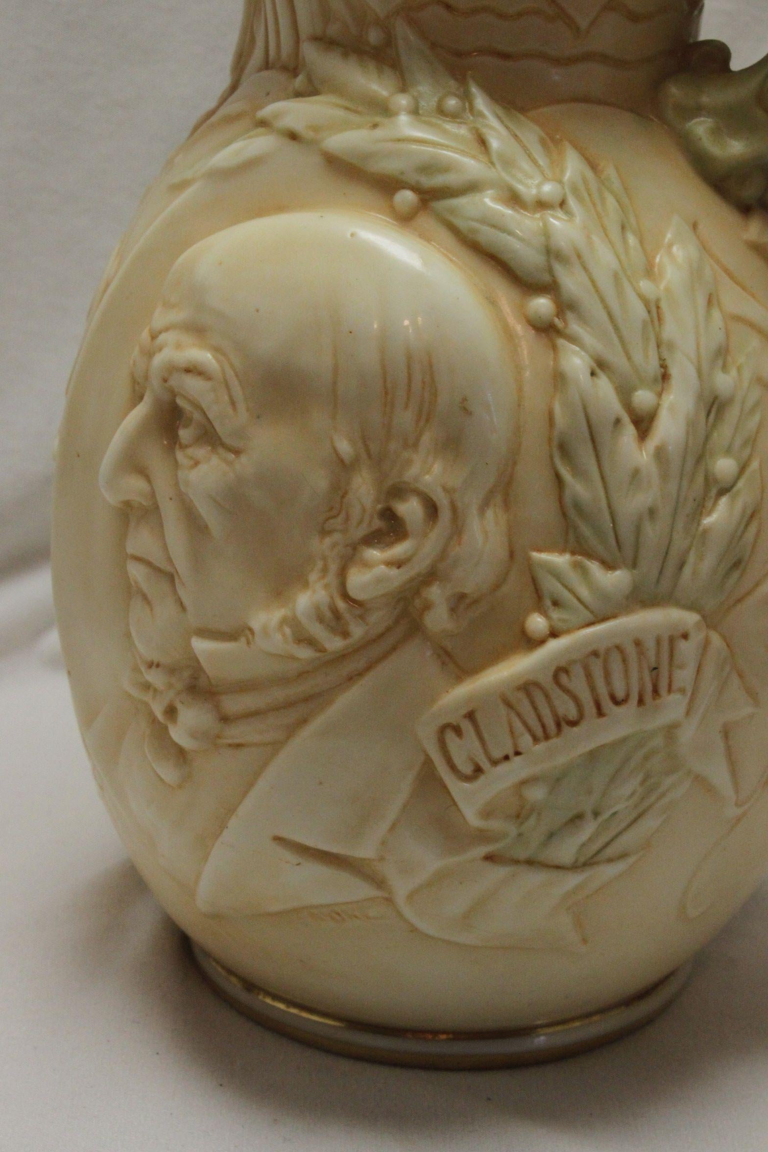 Victorien tardif Pichet commémoratif en pierre de Gladstone de Burslem de Doulton en vente