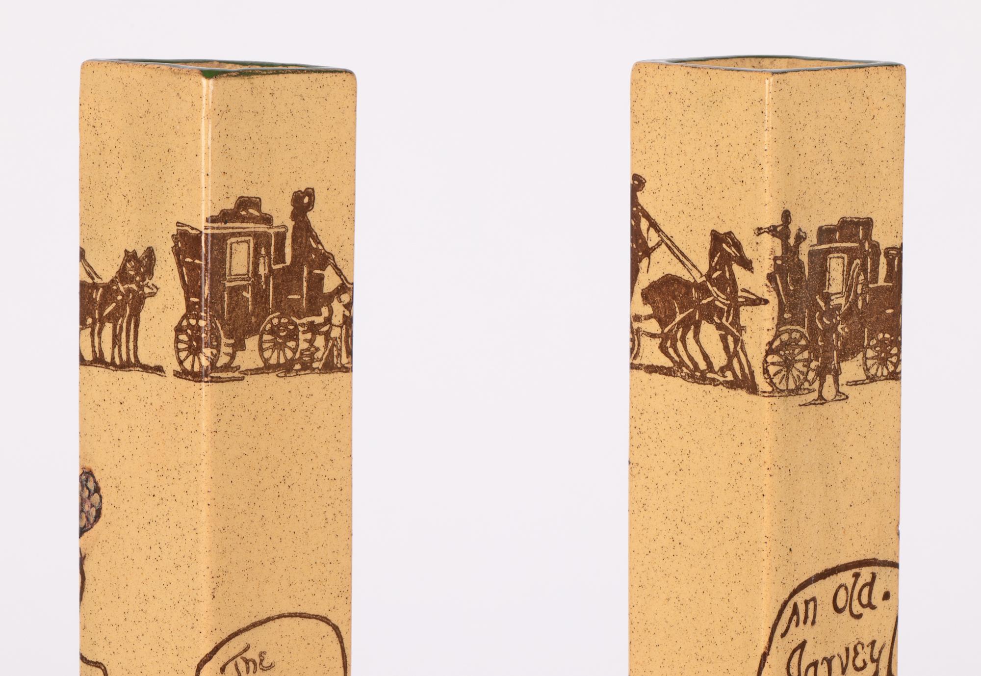 Une paire rare et très inhabituelle de vases en poterie d'art Doulton Burslem Coaching datant d'environ 1909. Les vases en terre cuite ont la forme d'une grande colonne carrée reposant sur une large plate-forme carrée et sont décorés de deux cochers