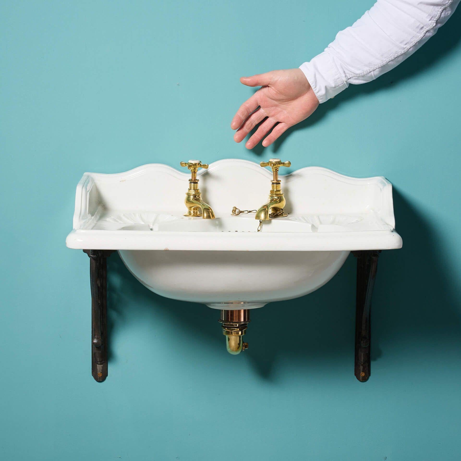 Ein Waschbecken von Doulton & Co aus dem späten 19. Jahrhundert mit gusseisernen Wandhalterungen, aus der Sammlung des Simon Kirby Museum of Bathroom Sanitaryware.

Dieses antike Waschbecken aus der Zeit um 1890 hat eine anmutige Form mit einer