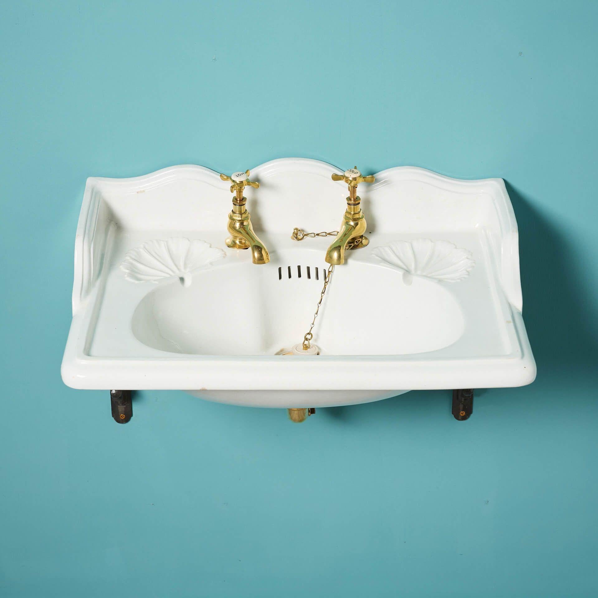 Doulton & Co. Waschbecken des 19. Jahrhunderts mit Wandhalterungen (Viktorianisch) im Angebot