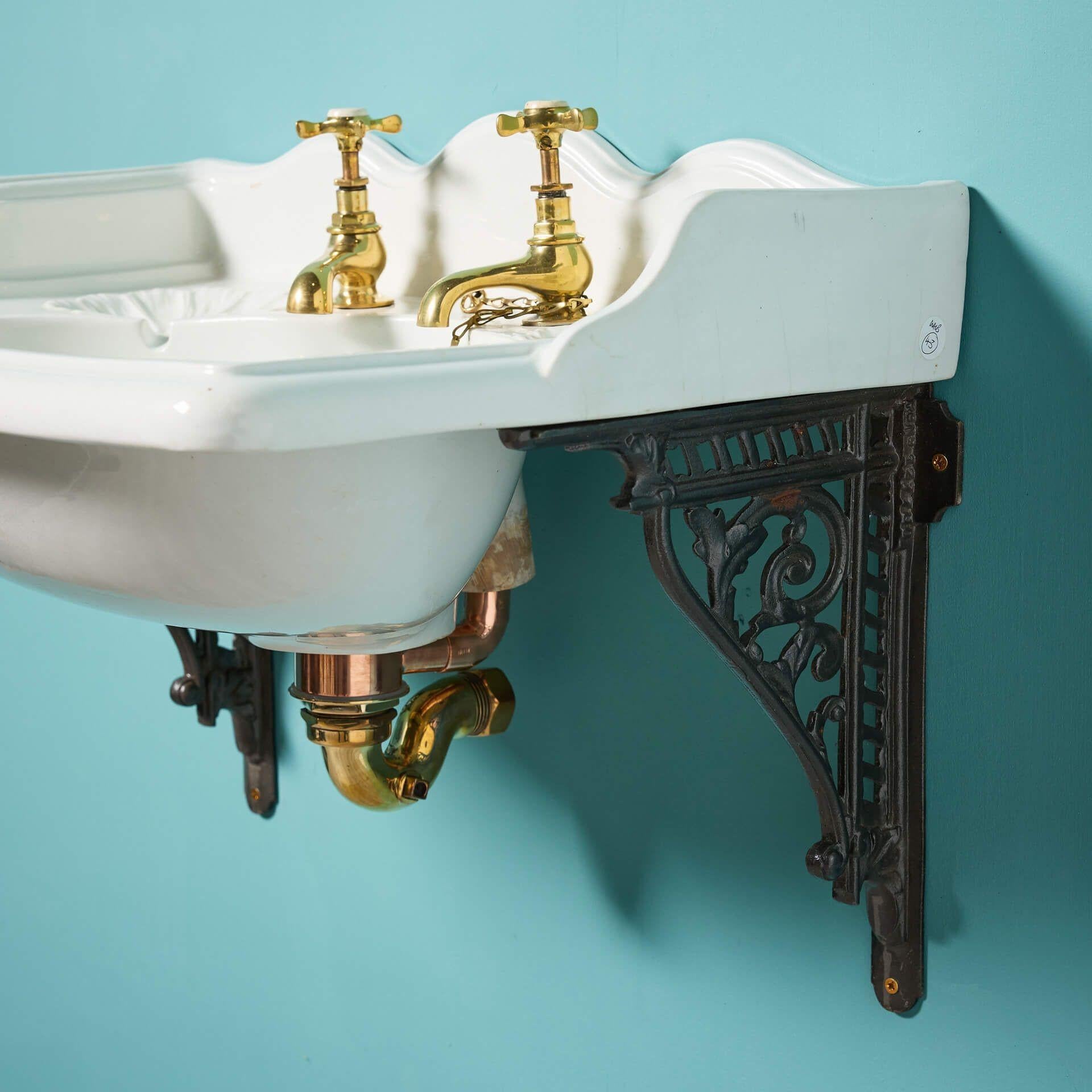 Doulton & Co. Waschbecken des 19. Jahrhunderts mit Wandhalterungen (Englisch) im Angebot