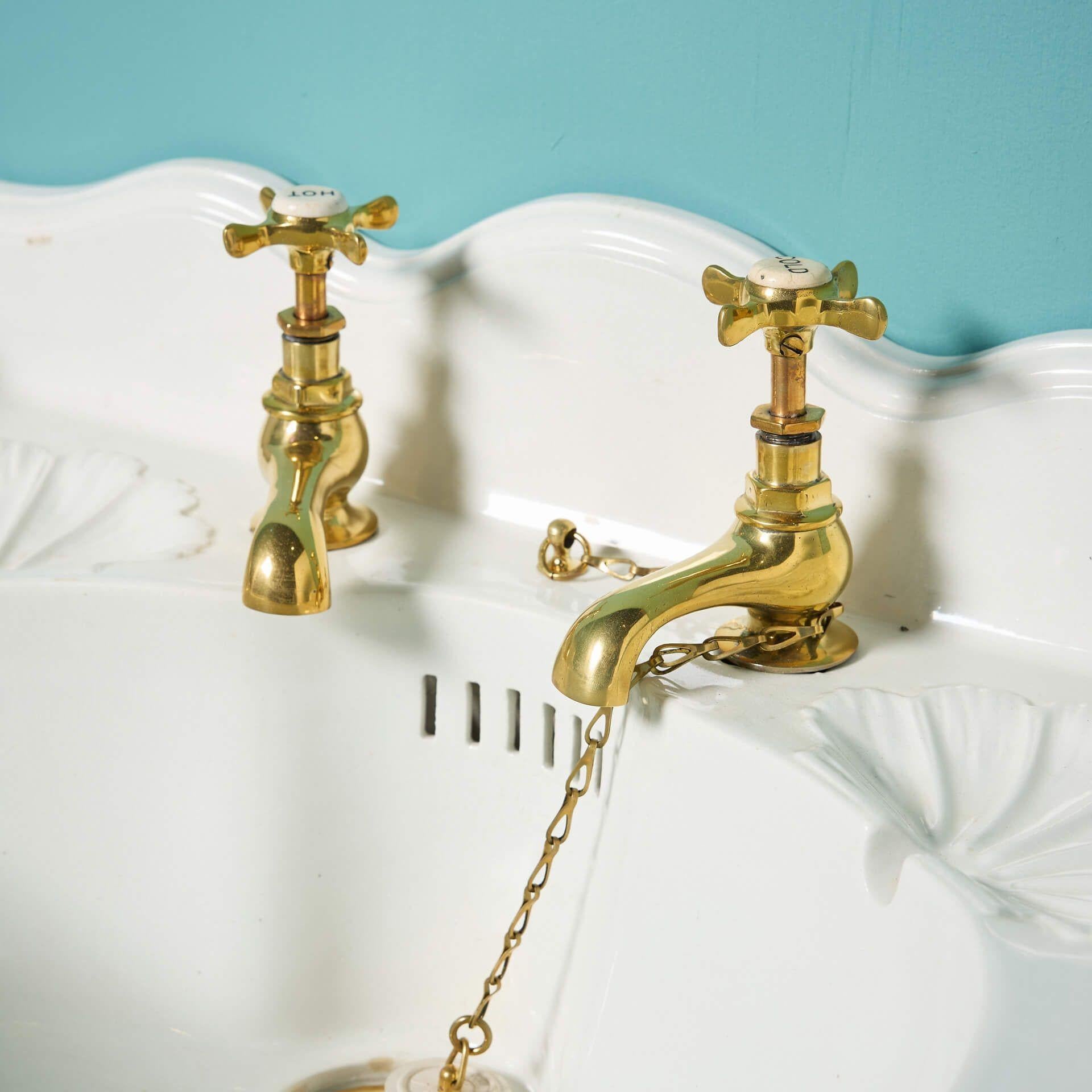 Doulton & Co. Waschbecken des 19. Jahrhunderts mit Wandhalterungen im Angebot 1