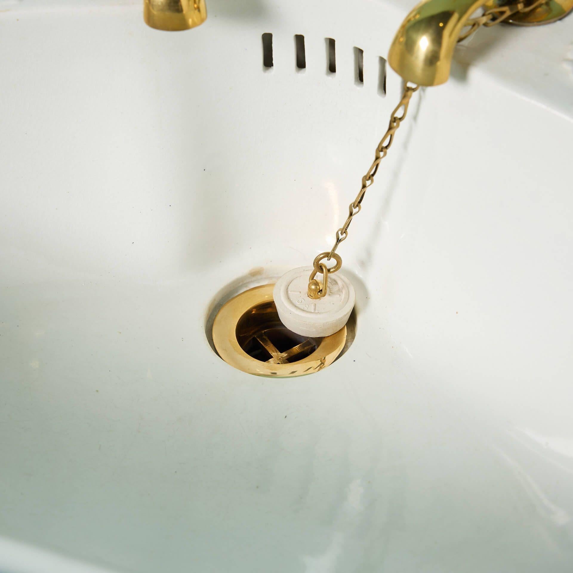 Doulton & Co. Waschbecken des 19. Jahrhunderts mit Wandhalterungen im Angebot 2